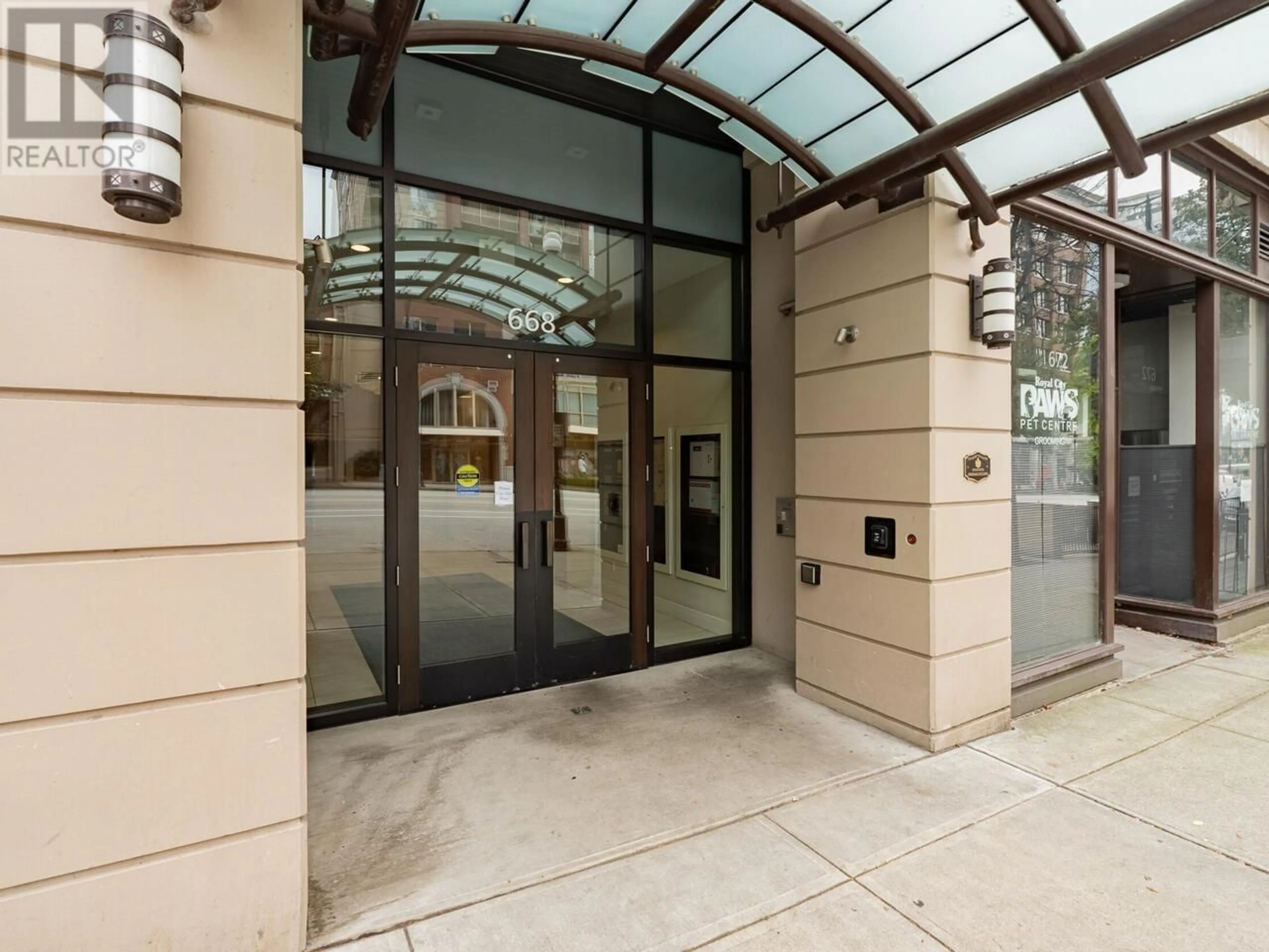 Indoor foyer for 304 - 668 COLUMBIA STREET, New Westminster British Columbia V3M1A9