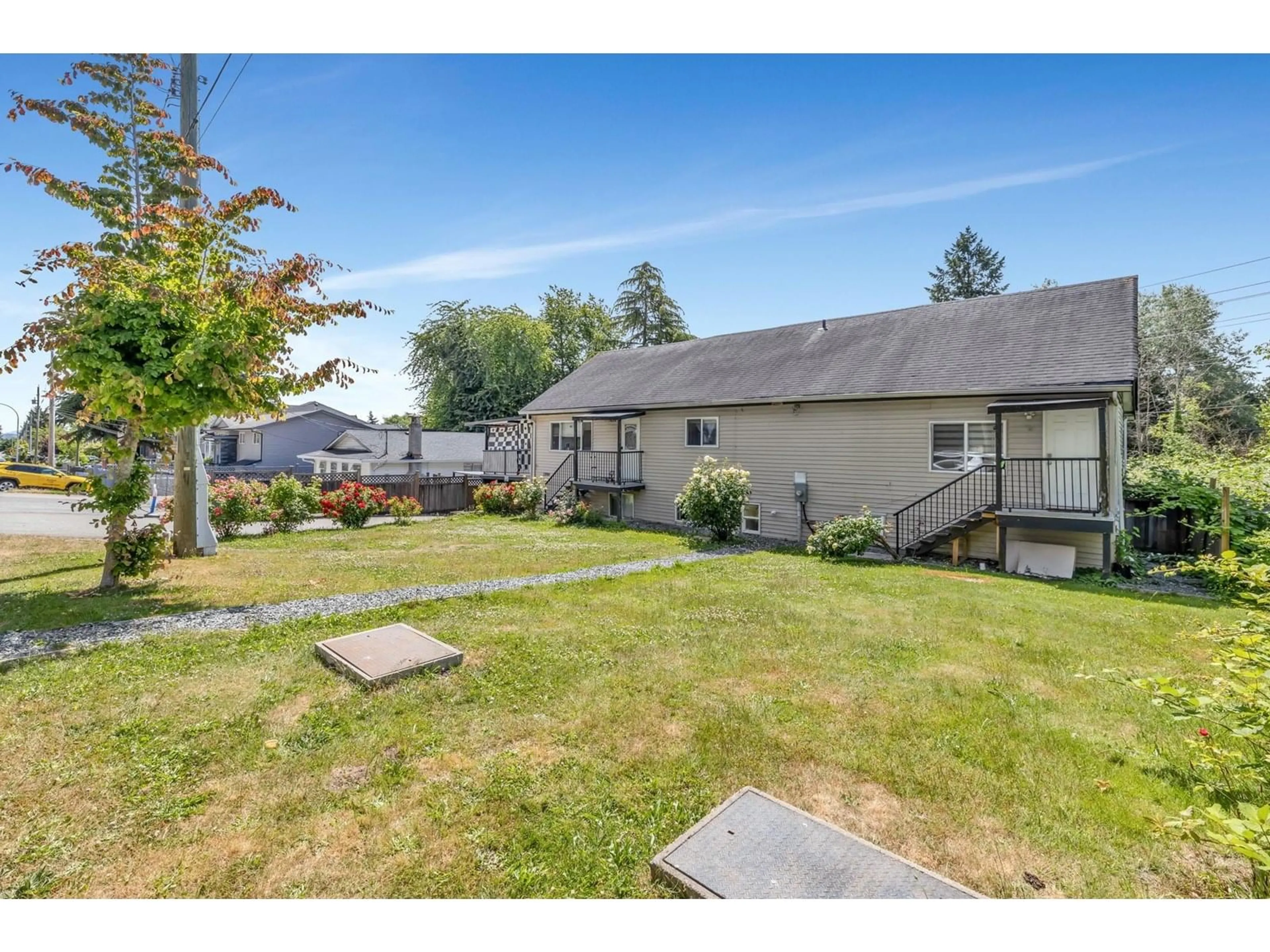 A pic from outside/outdoor area/front of a property/back of a property/a pic from drone, unknown for 13906 68, Surrey British Columbia V3W2H1