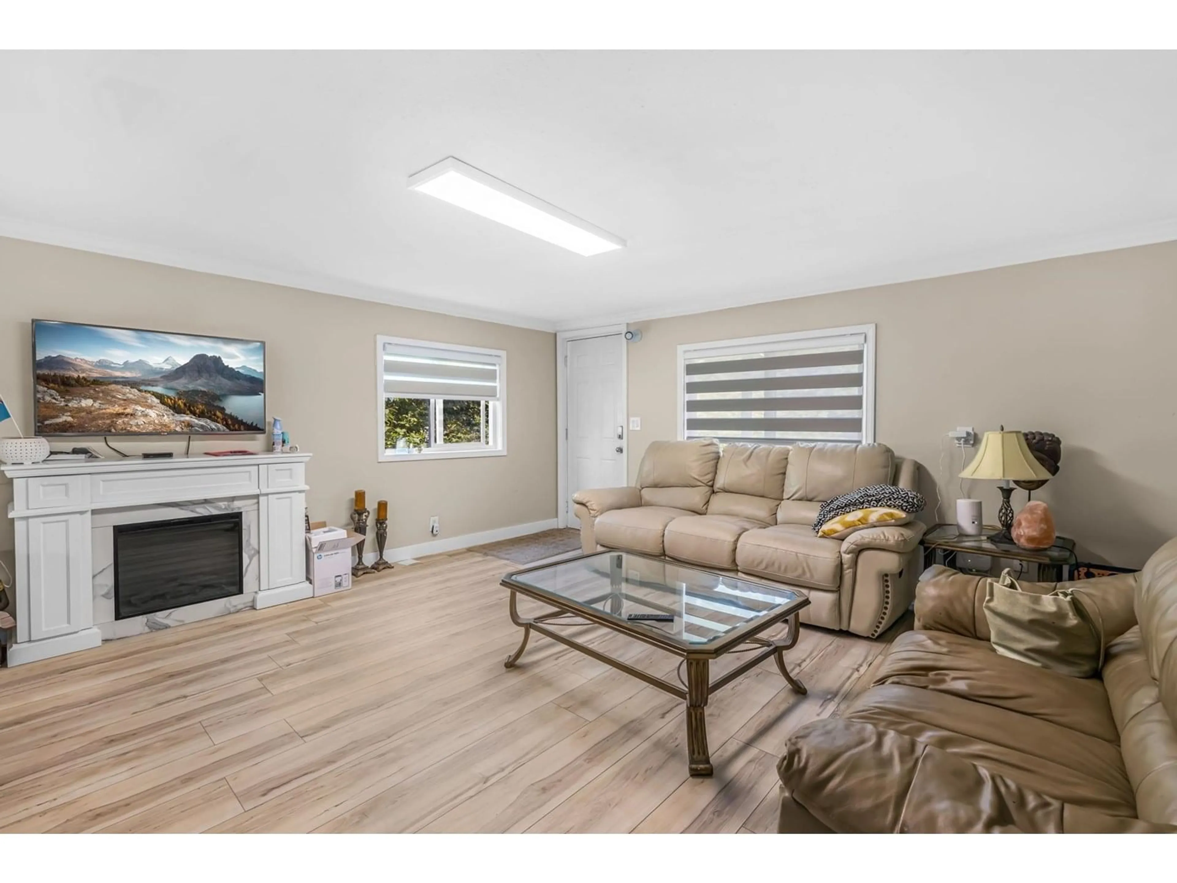 Living room with furniture, wood/laminate floor for 13906 68, Surrey British Columbia V3W2H1