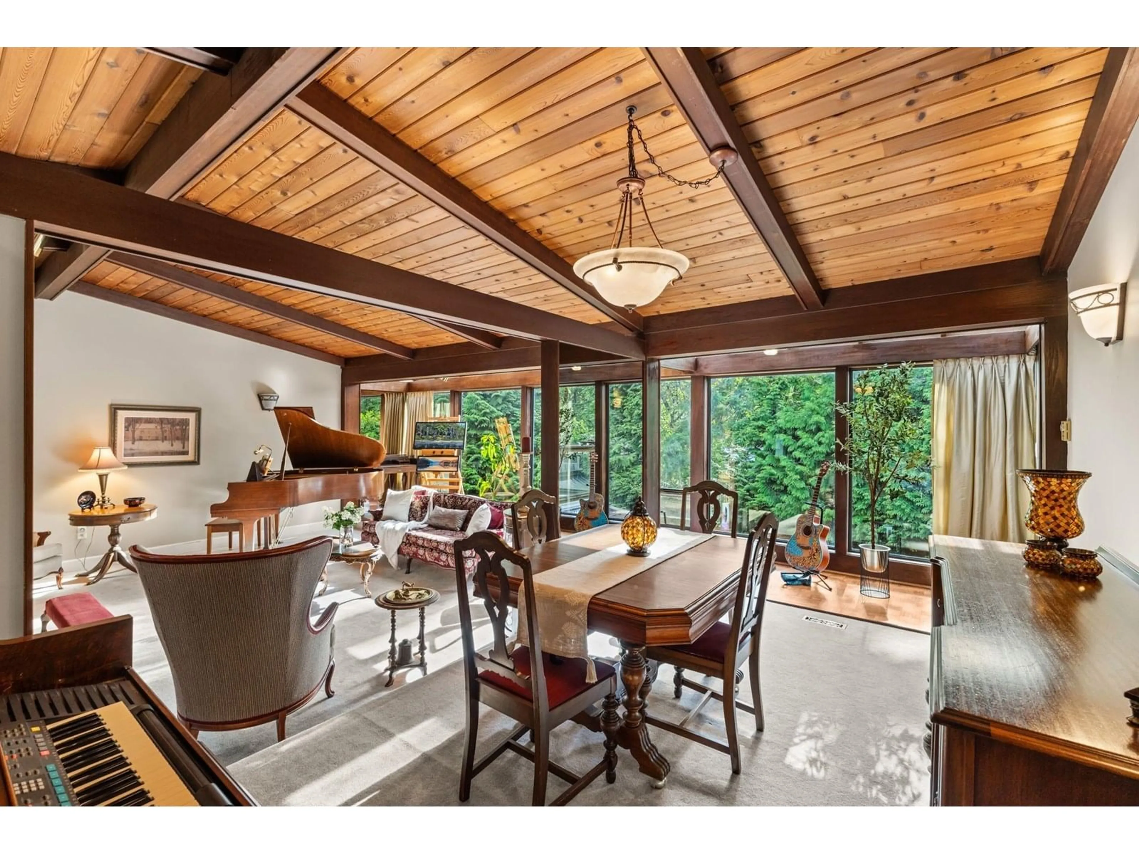 Dining room, wood/laminate floor for 11353 BOND, Delta British Columbia V4E1N4