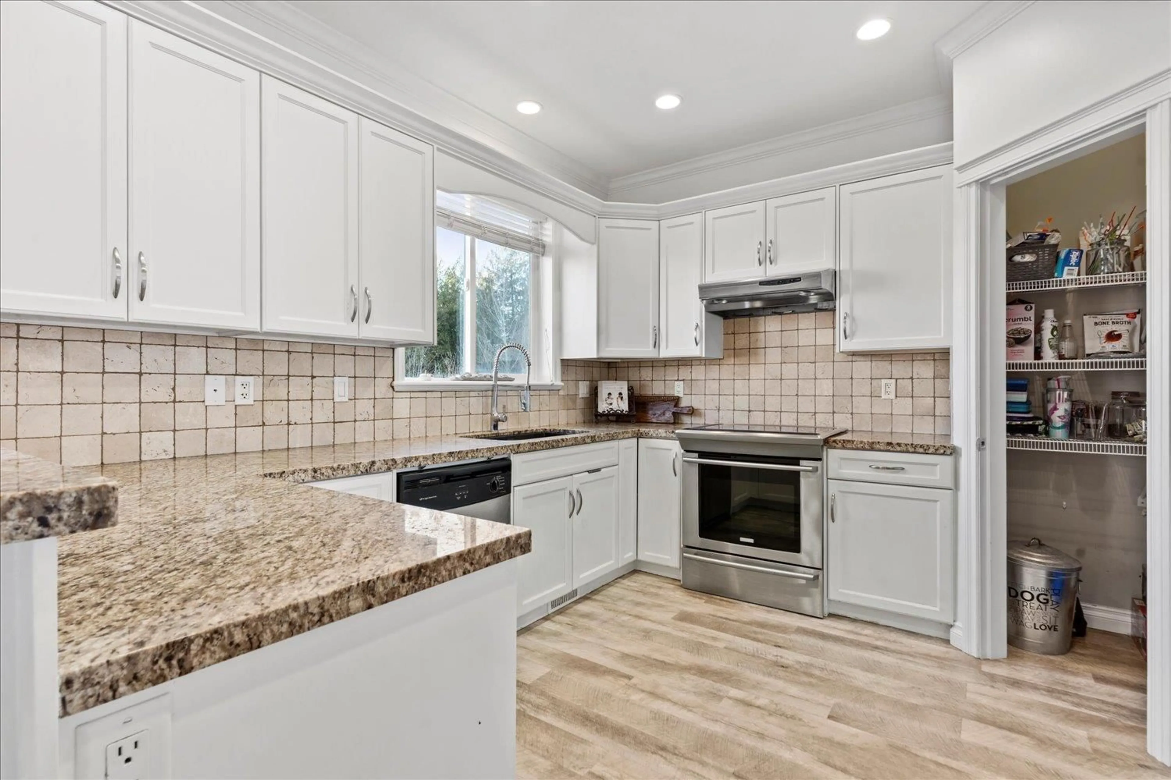 Open concept kitchen, ceramic/tile floor for 46881 SYLVAN DRIVE, Chilliwack British Columbia V2R0J8