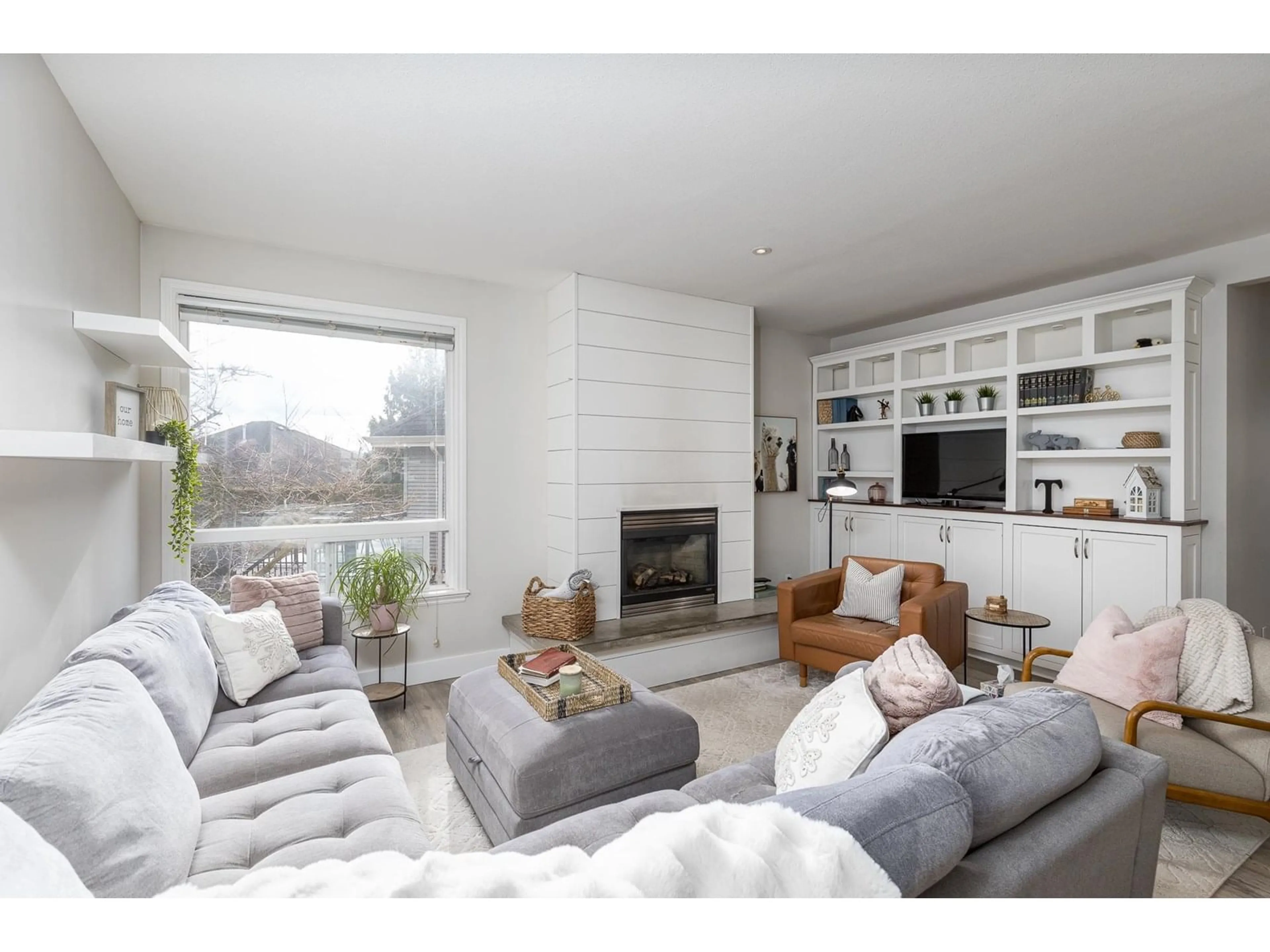 Living room with furniture, wood/laminate floor for 9 - 31491 SPUR, Abbotsford British Columbia V2T6W9