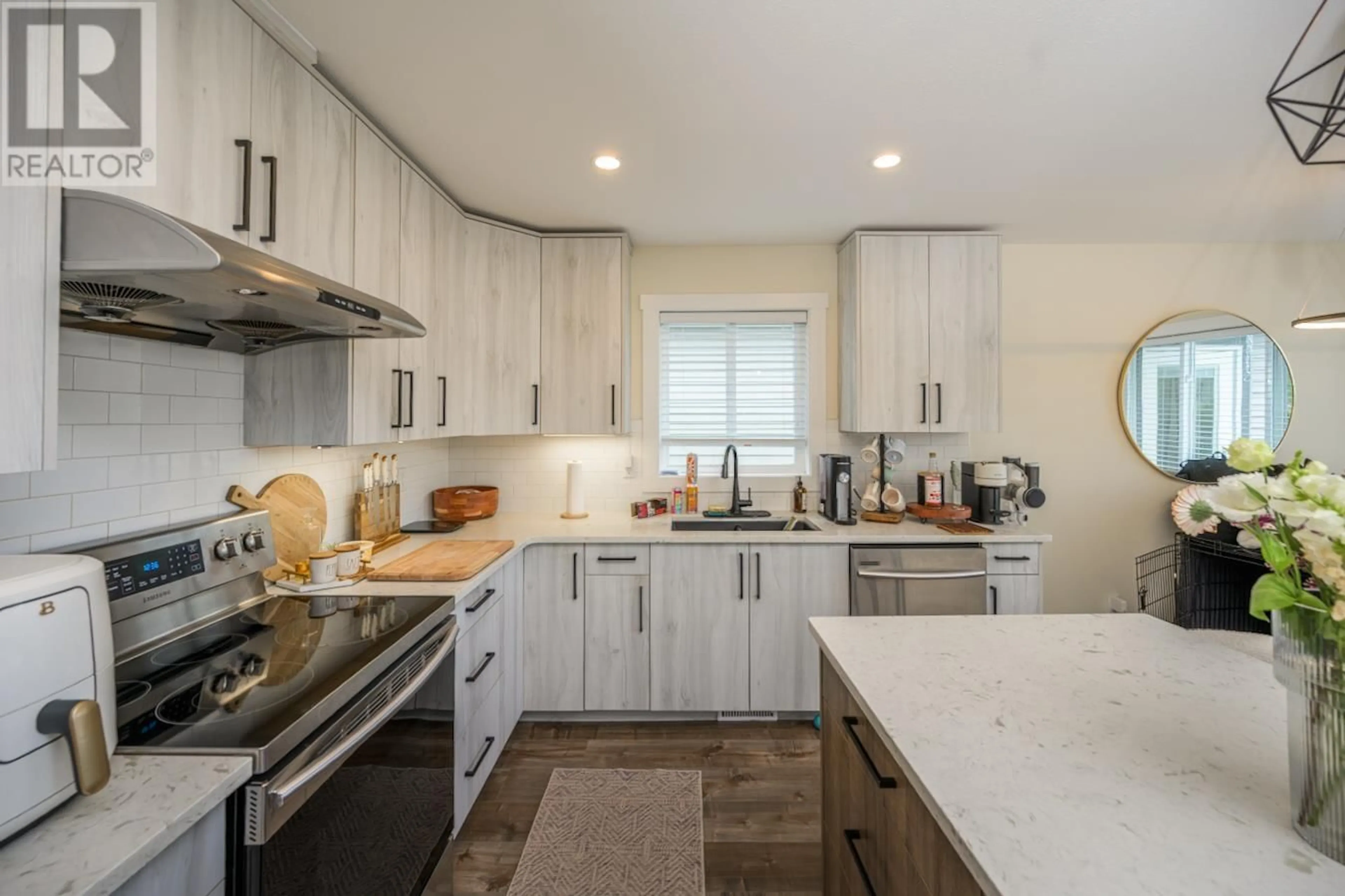 Open concept kitchen, unknown for 1652 9TH AVENUE, Prince George British Columbia V2L3S1