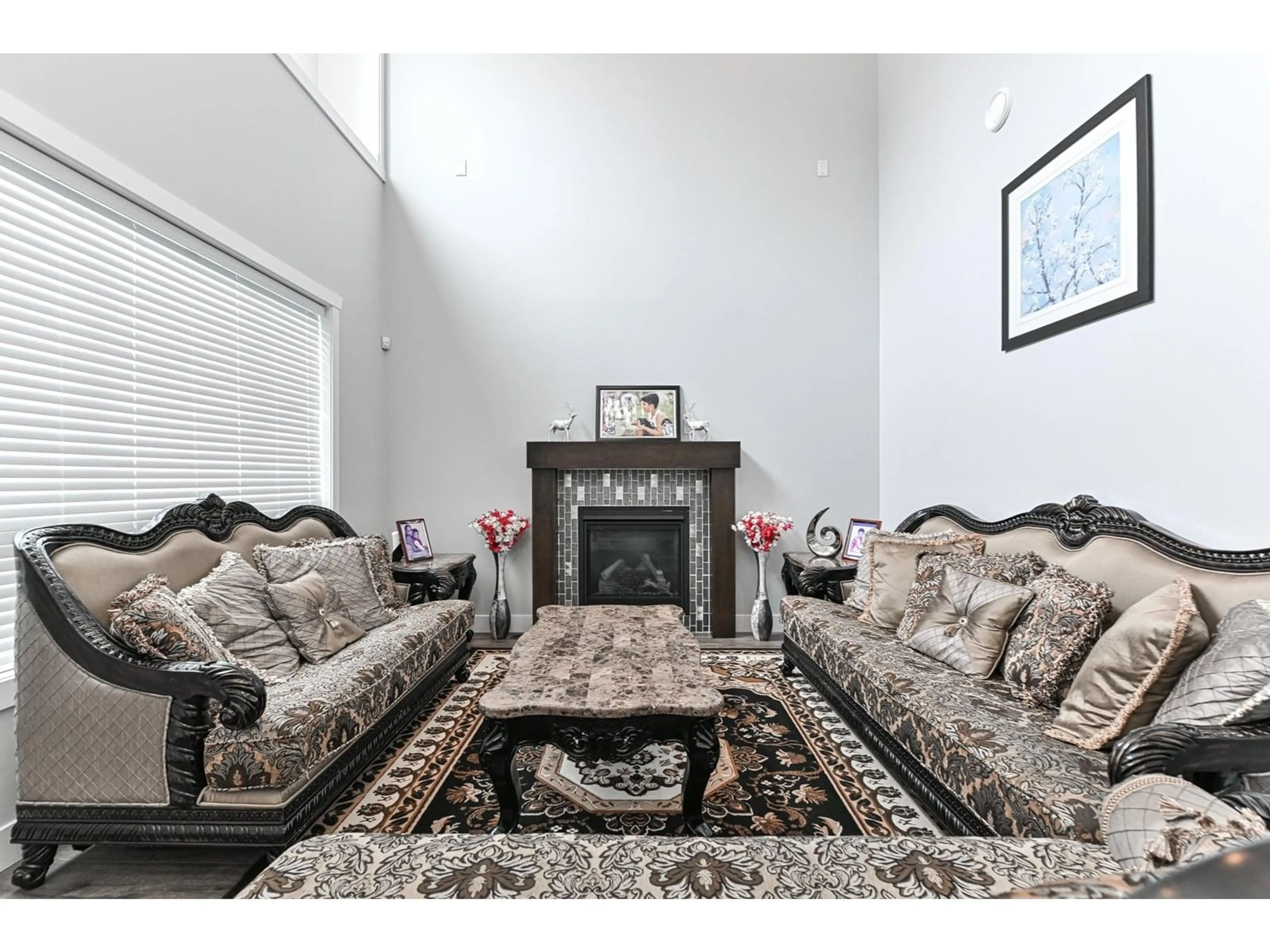 Living room with furniture, carpet floor for 2614 RAILCAR, Abbotsford British Columbia V4X0B8