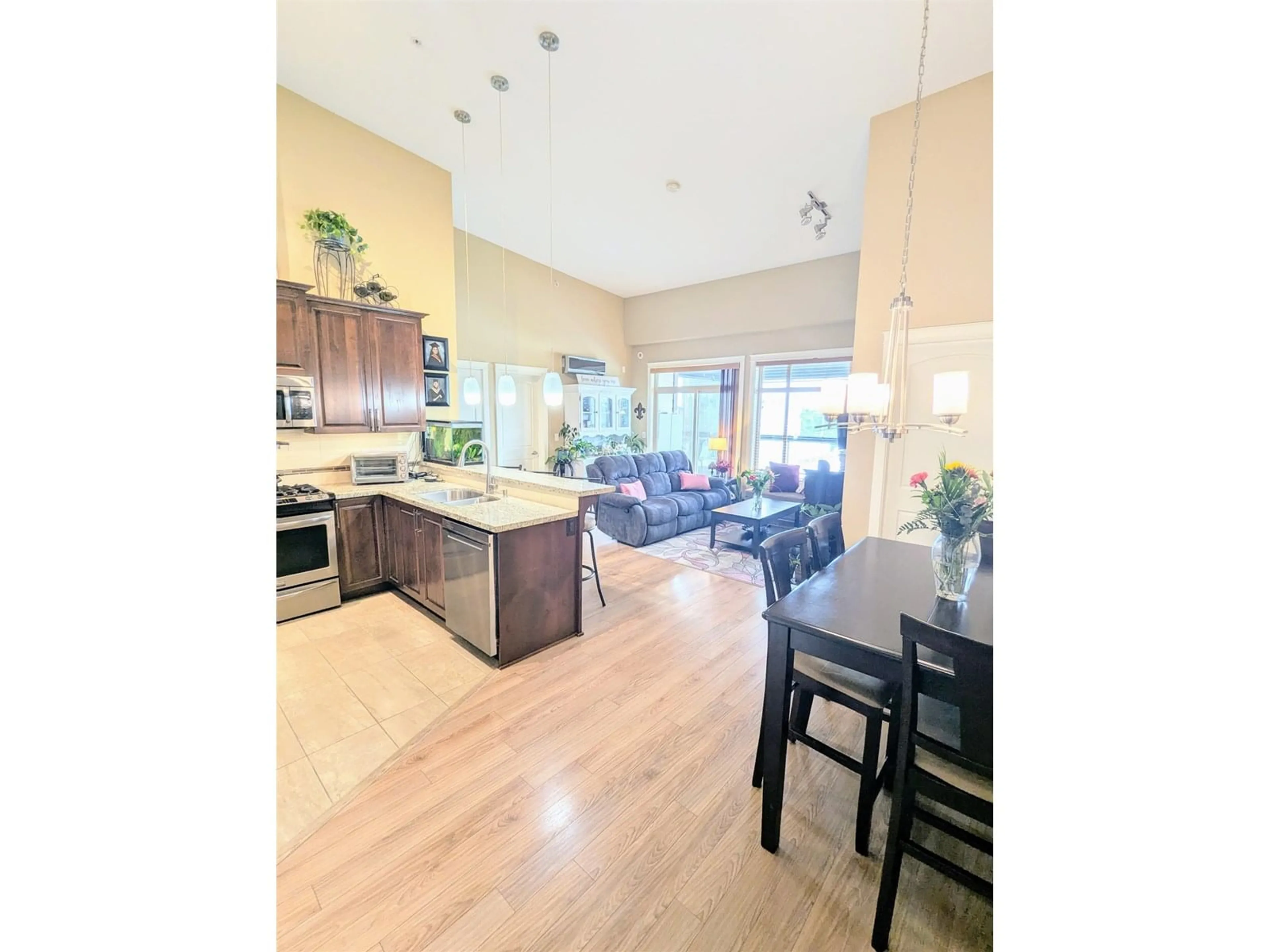Open concept kitchen, wood/laminate floor for 604 - 2860 TRETHEWEY, Abbotsford British Columbia V2T3R7