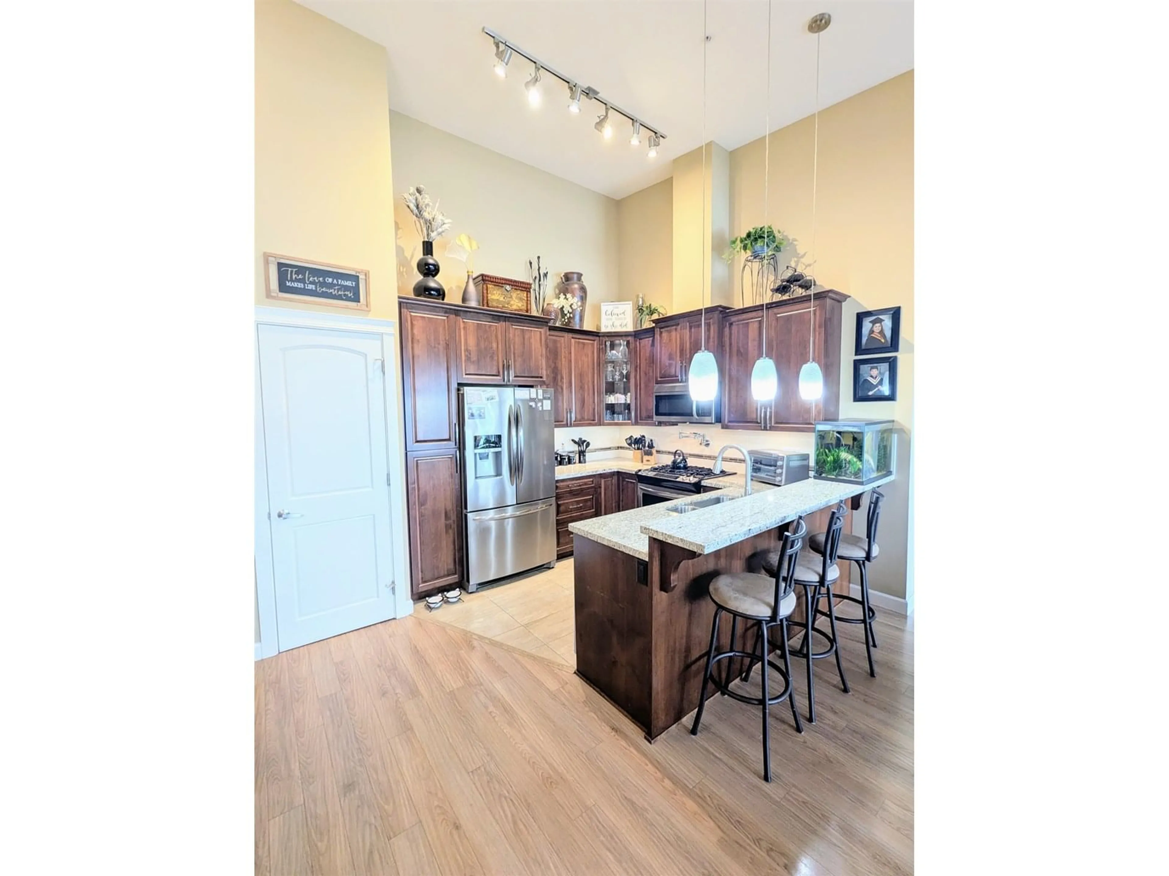 Open concept kitchen, wood/laminate floor for 604 - 2860 TRETHEWEY, Abbotsford British Columbia V2T3R7