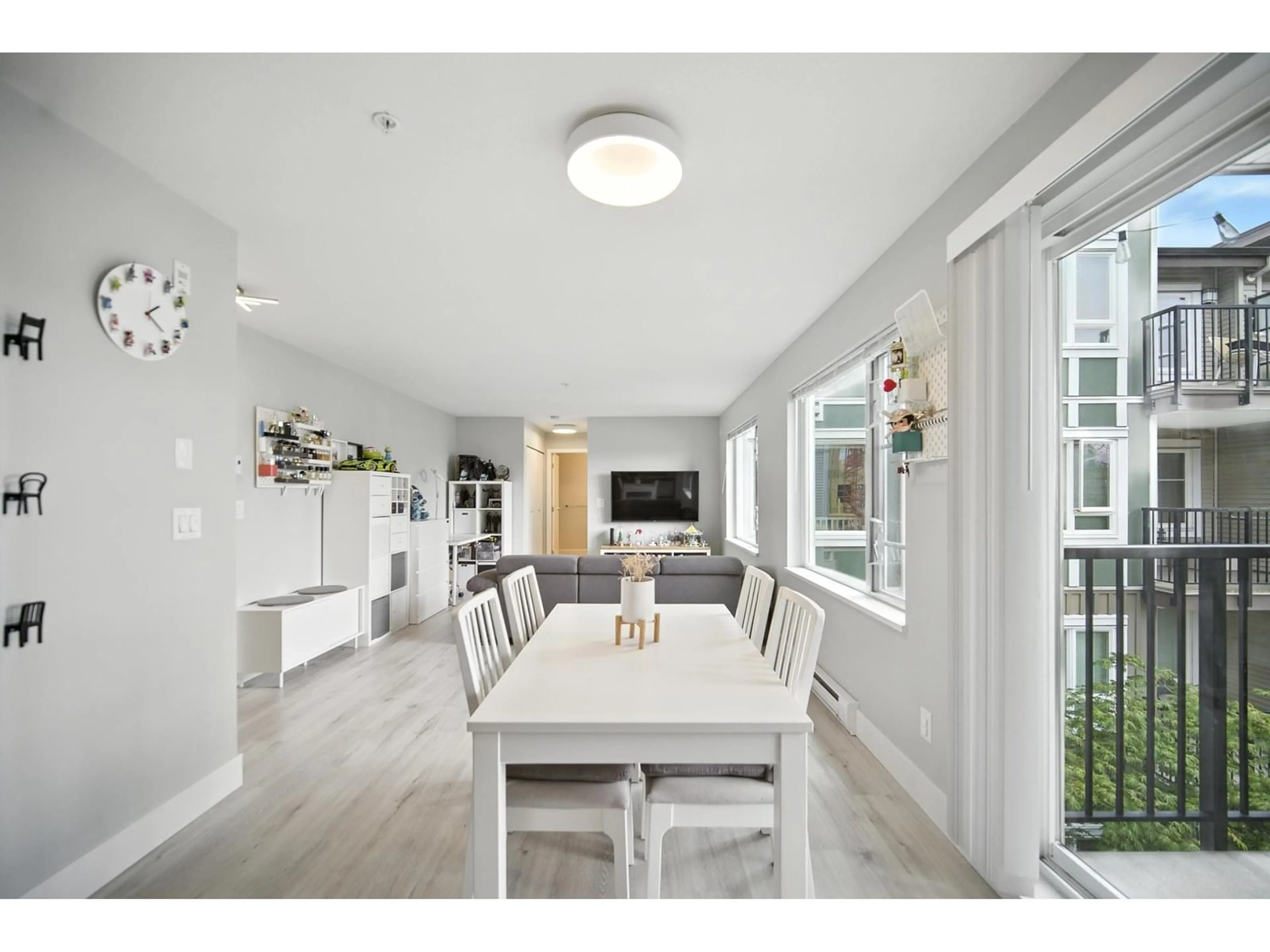 Open concept kitchen, wood/laminate floor for 305 - 13740 75A, Surrey British Columbia V3W0E8
