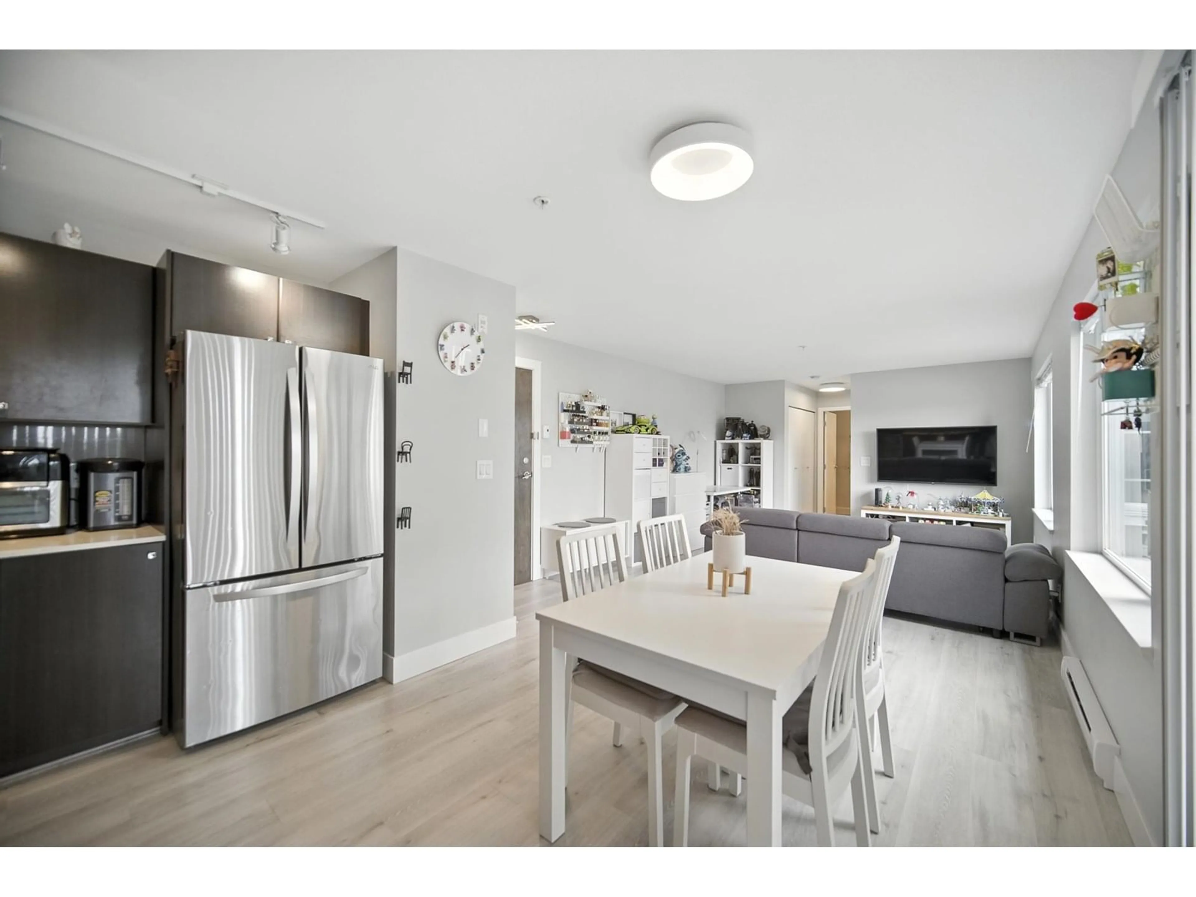 Open concept kitchen, wood/laminate floor for 305 - 13740 75A, Surrey British Columbia V3W0E8