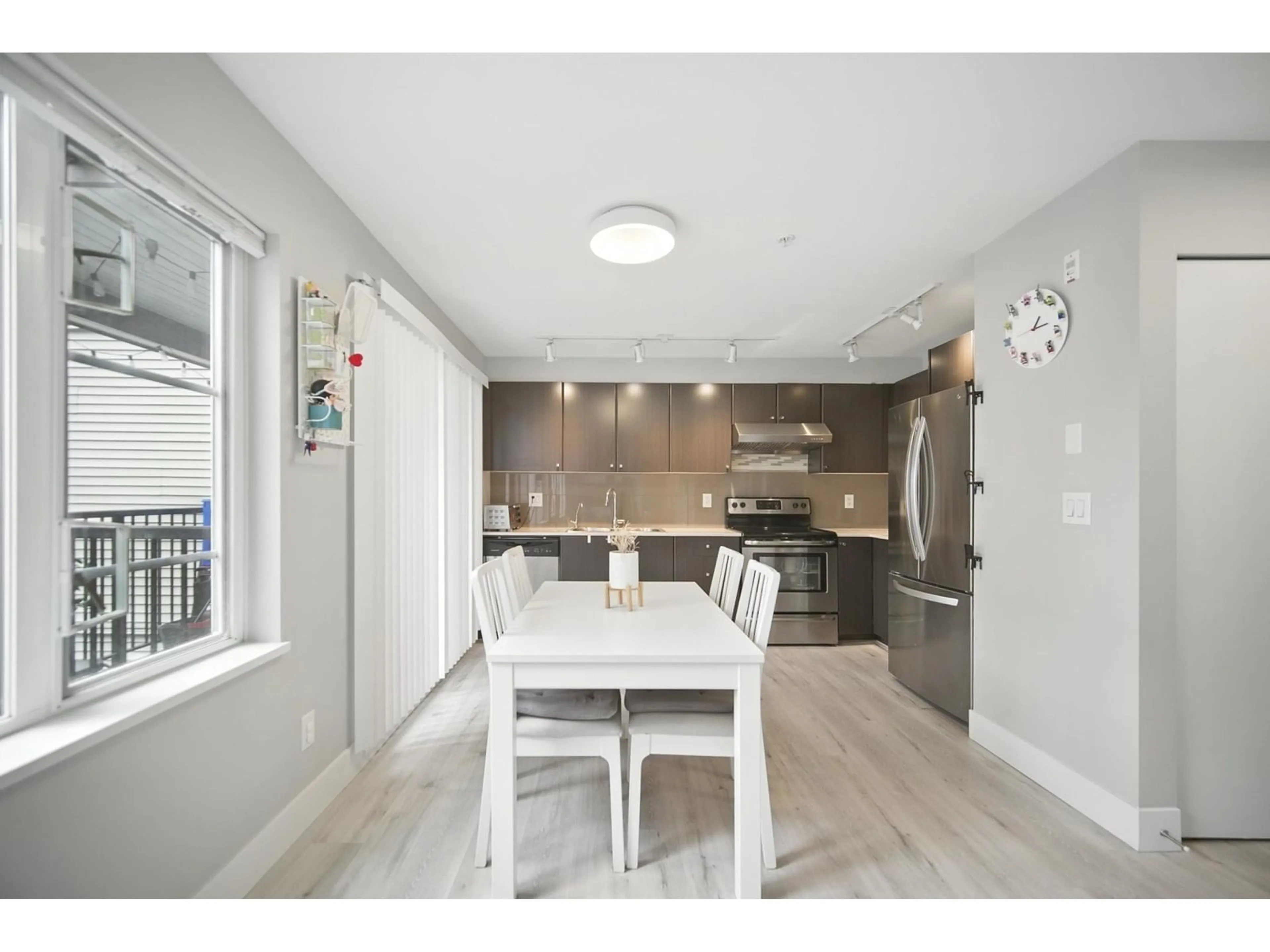 Open concept kitchen, wood/laminate floor for 305 - 13740 75A, Surrey British Columbia V3W0E8
