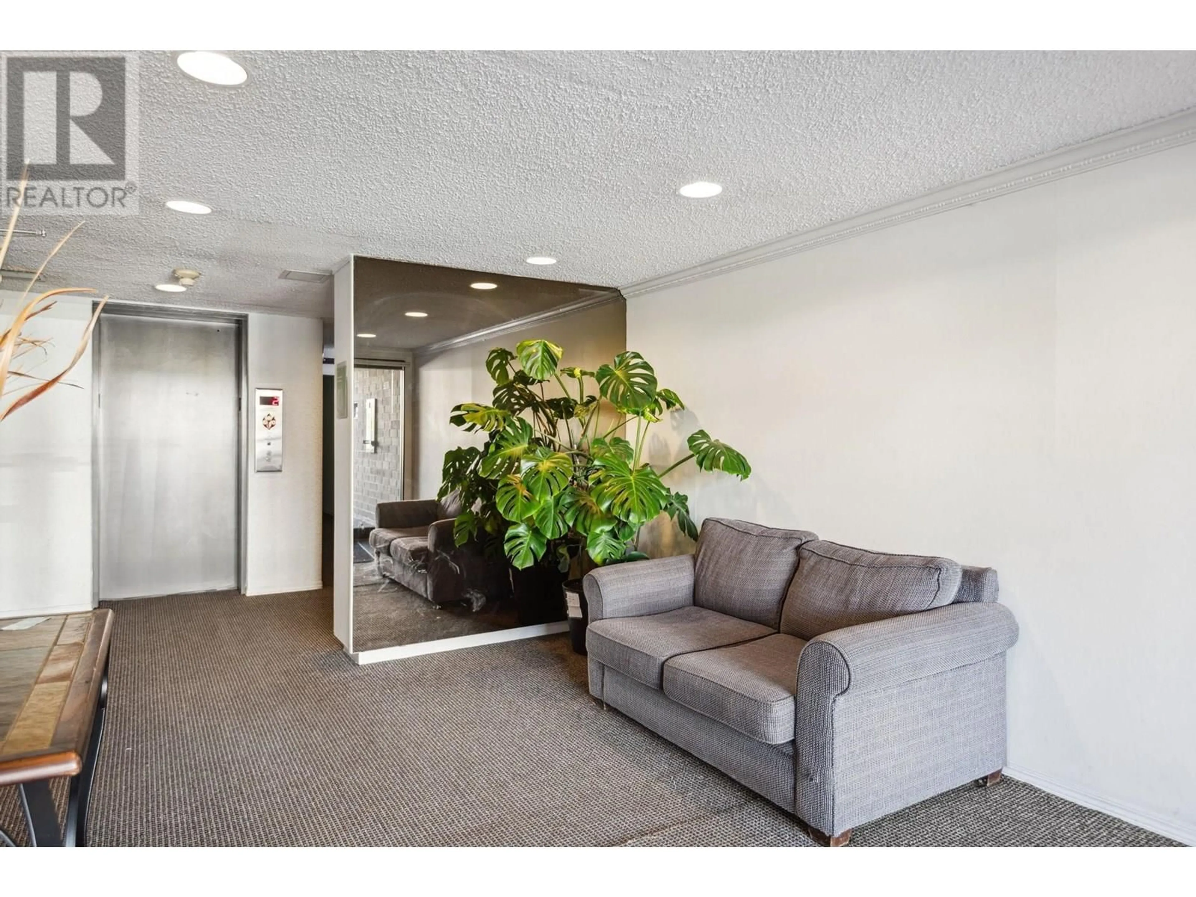 Indoor foyer for 208 - 3264 OAK STREET, Vancouver British Columbia V6H2L3
