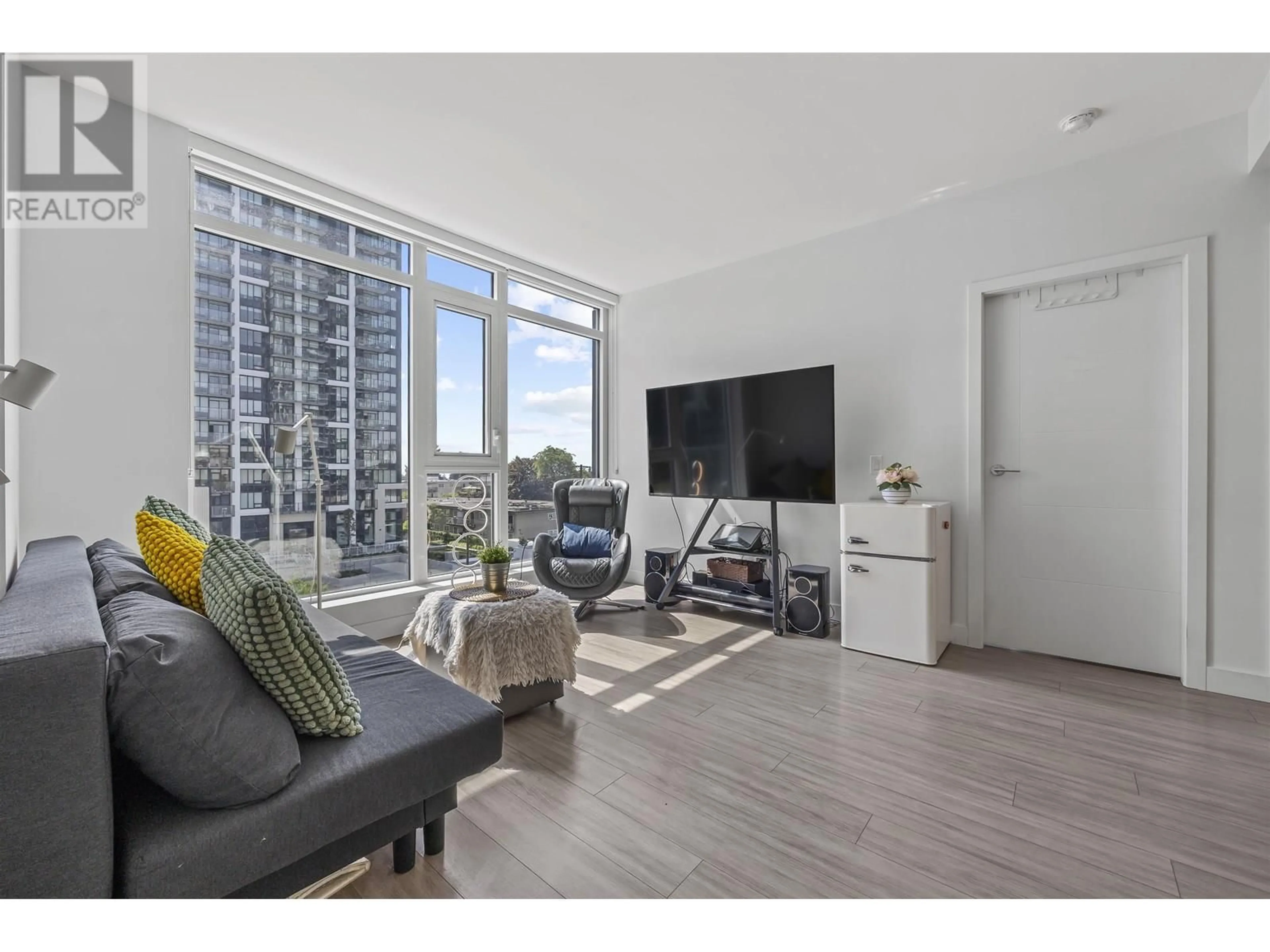 Living room with furniture, unknown for 501 - 6398 SILVER AVENUE, Burnaby British Columbia V5H0K7