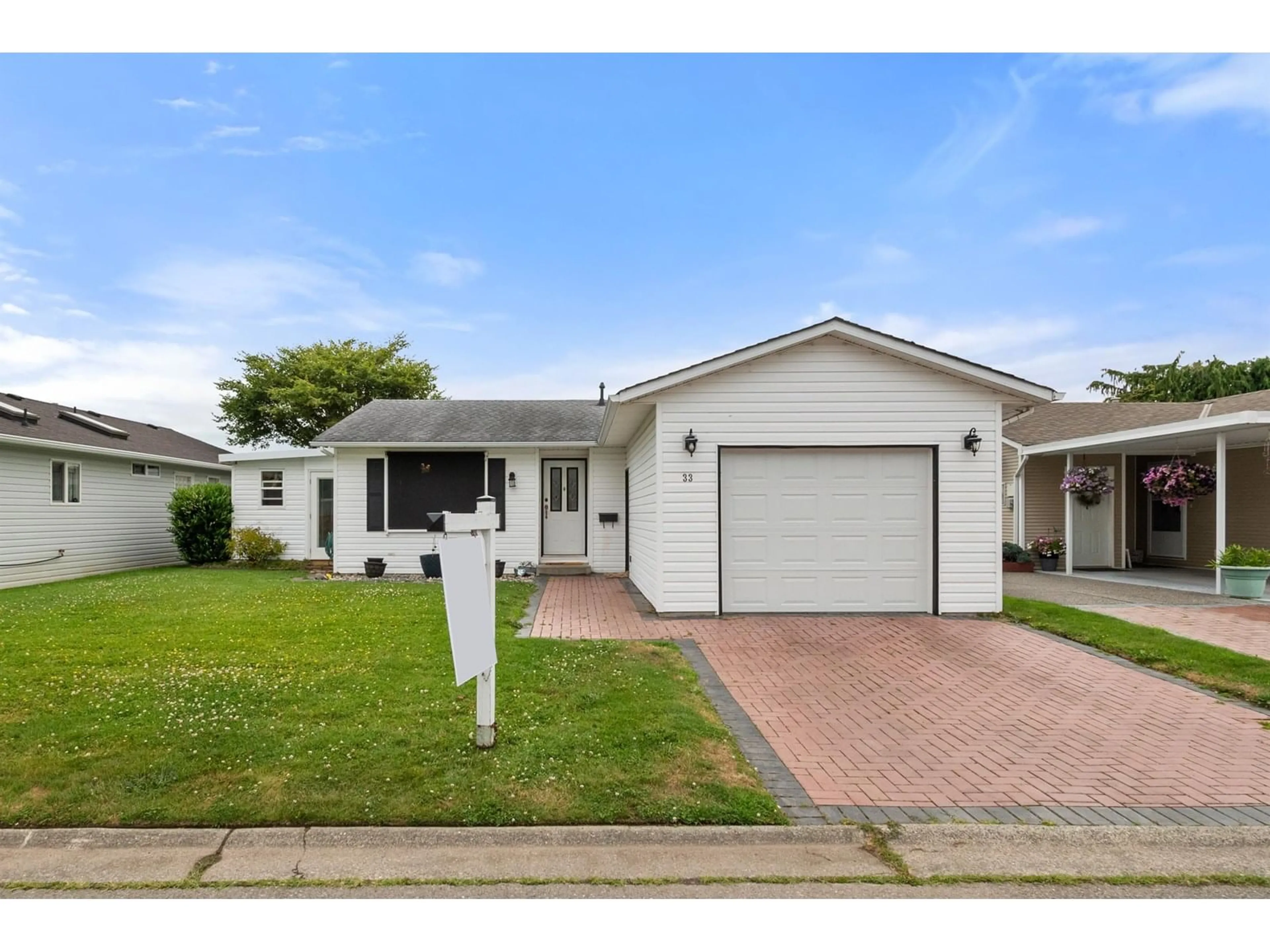 Home with vinyl exterior material, street for 33 - 45918 KNIGHT ROAD, Chilliwack British Columbia V2R3X5