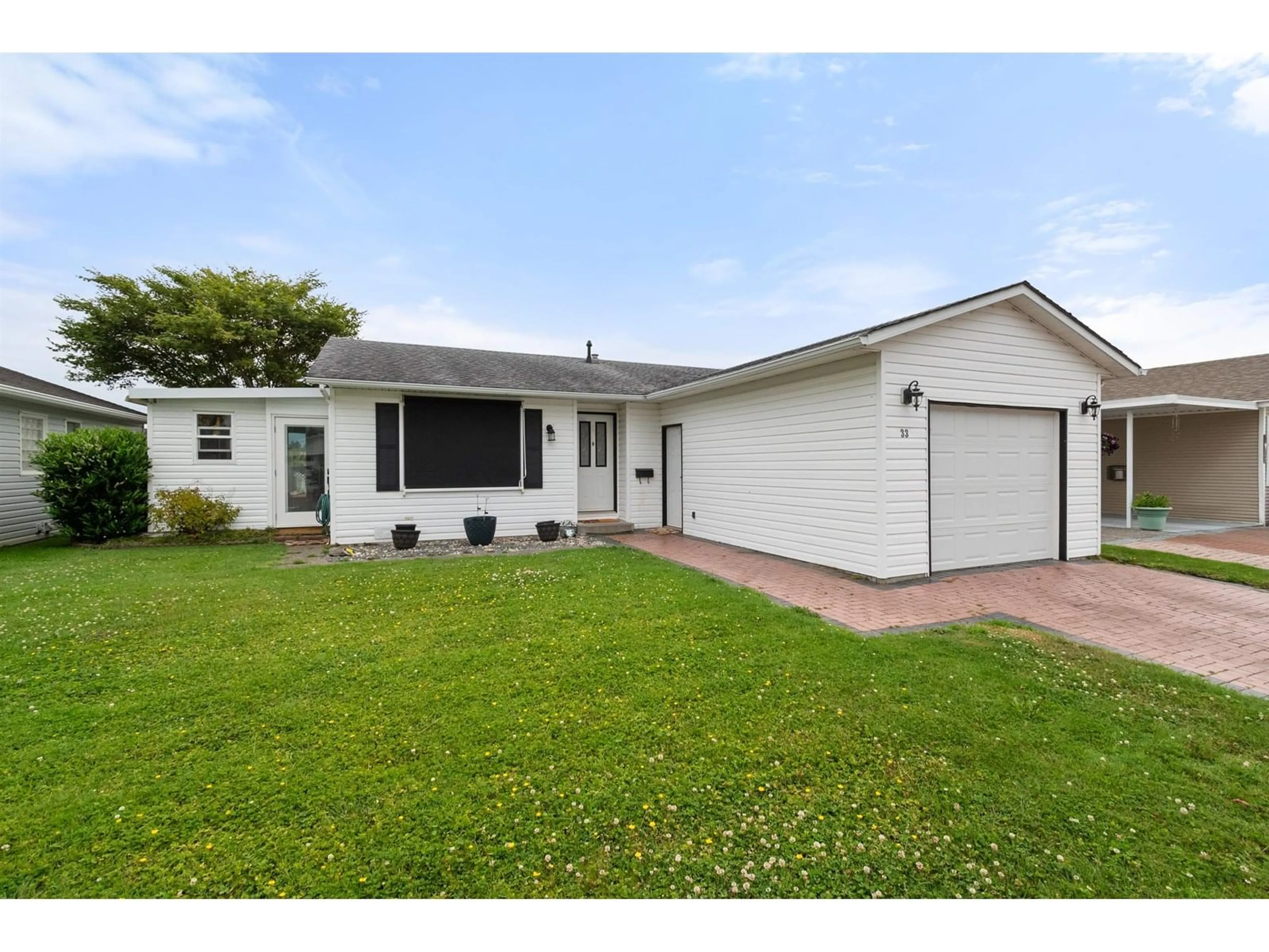 Home with vinyl exterior material, street for 33 - 45918 KNIGHT ROAD, Chilliwack British Columbia V2R3X5