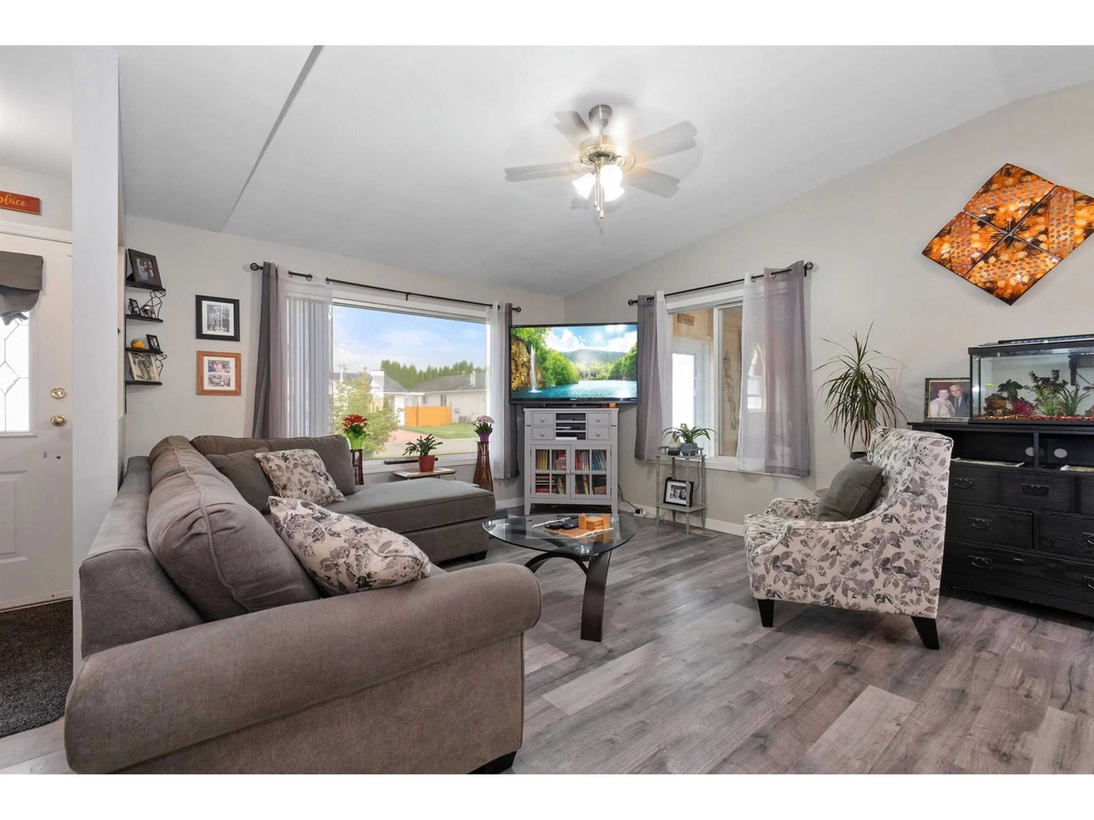 Living room with furniture, wood/laminate floor for 33 - 45918 KNIGHT ROAD, Chilliwack British Columbia V2R3X5