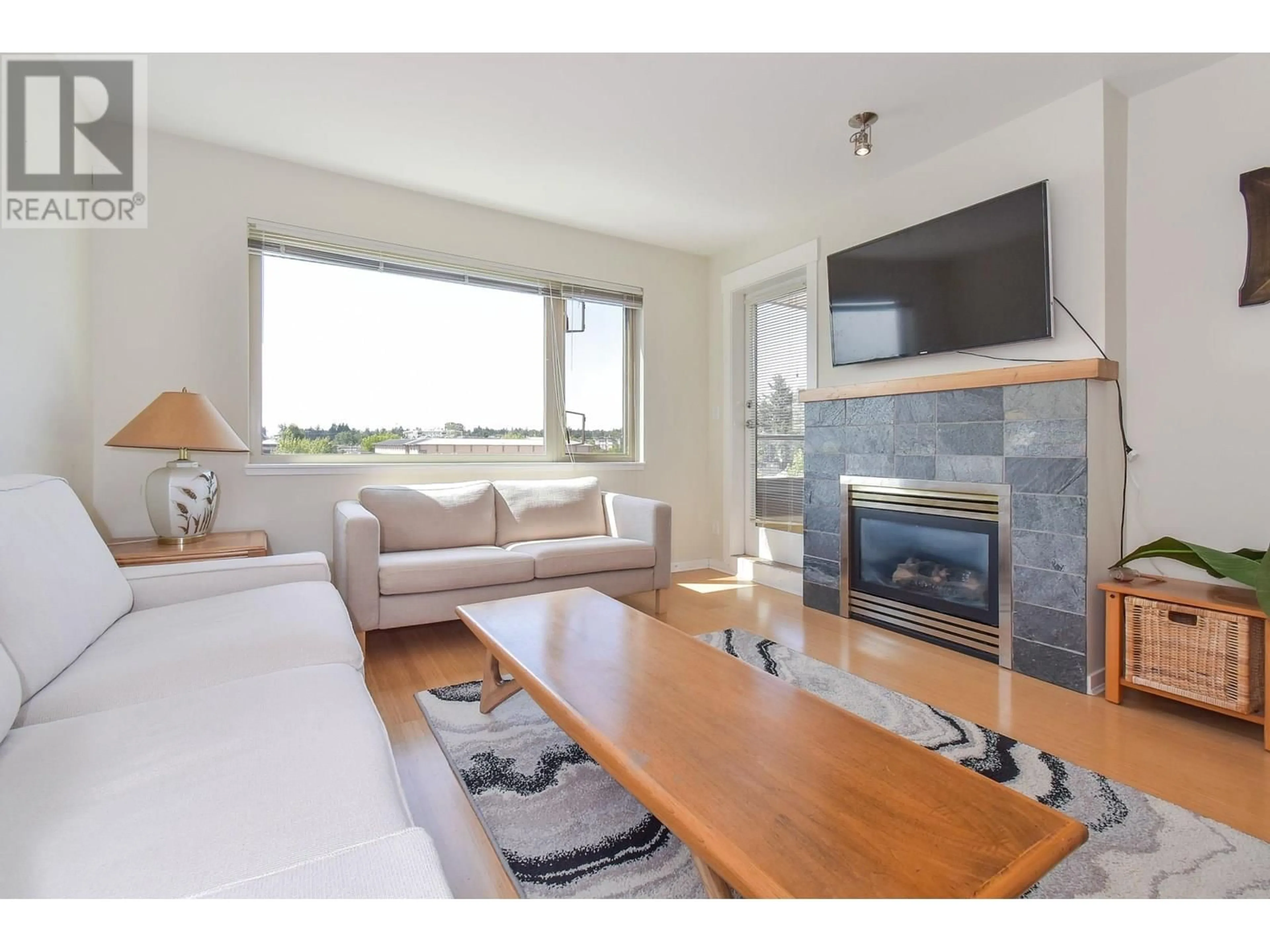 Living room with furniture, wood/laminate floor for 309 - 1315 56 STREET, Delta British Columbia V4L2A6