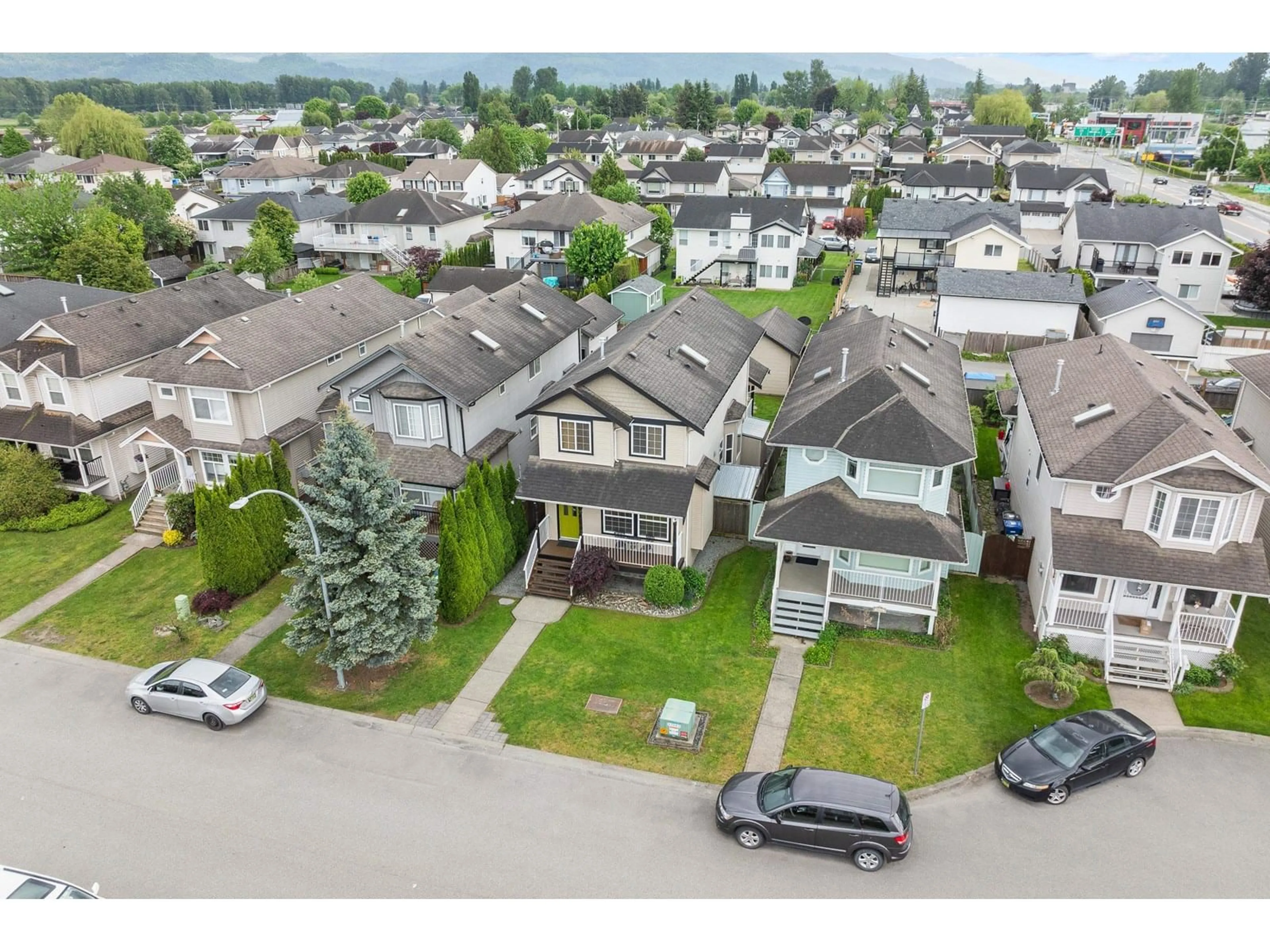 A pic from outside/outdoor area/front of a property/back of a property/a pic from drone, street for 34628 7, Abbotsford British Columbia V2S8L4
