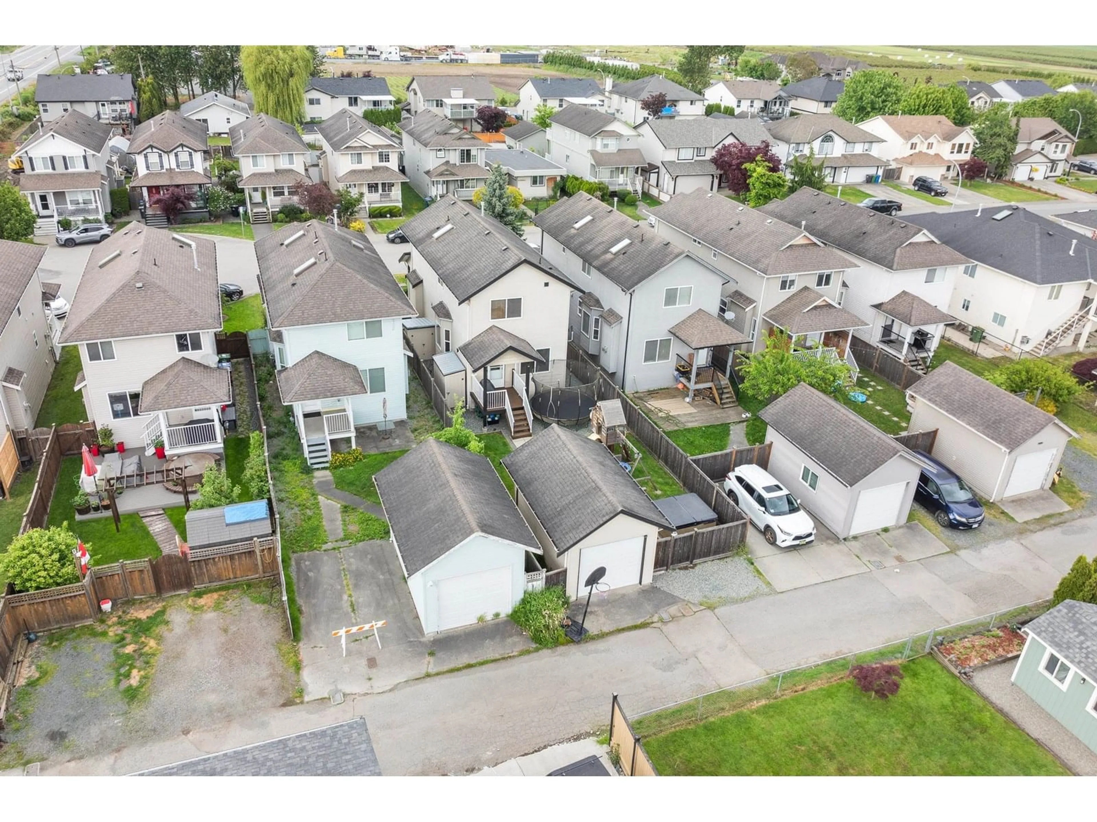 A pic from outside/outdoor area/front of a property/back of a property/a pic from drone, street for 34628 7, Abbotsford British Columbia V2S8L4