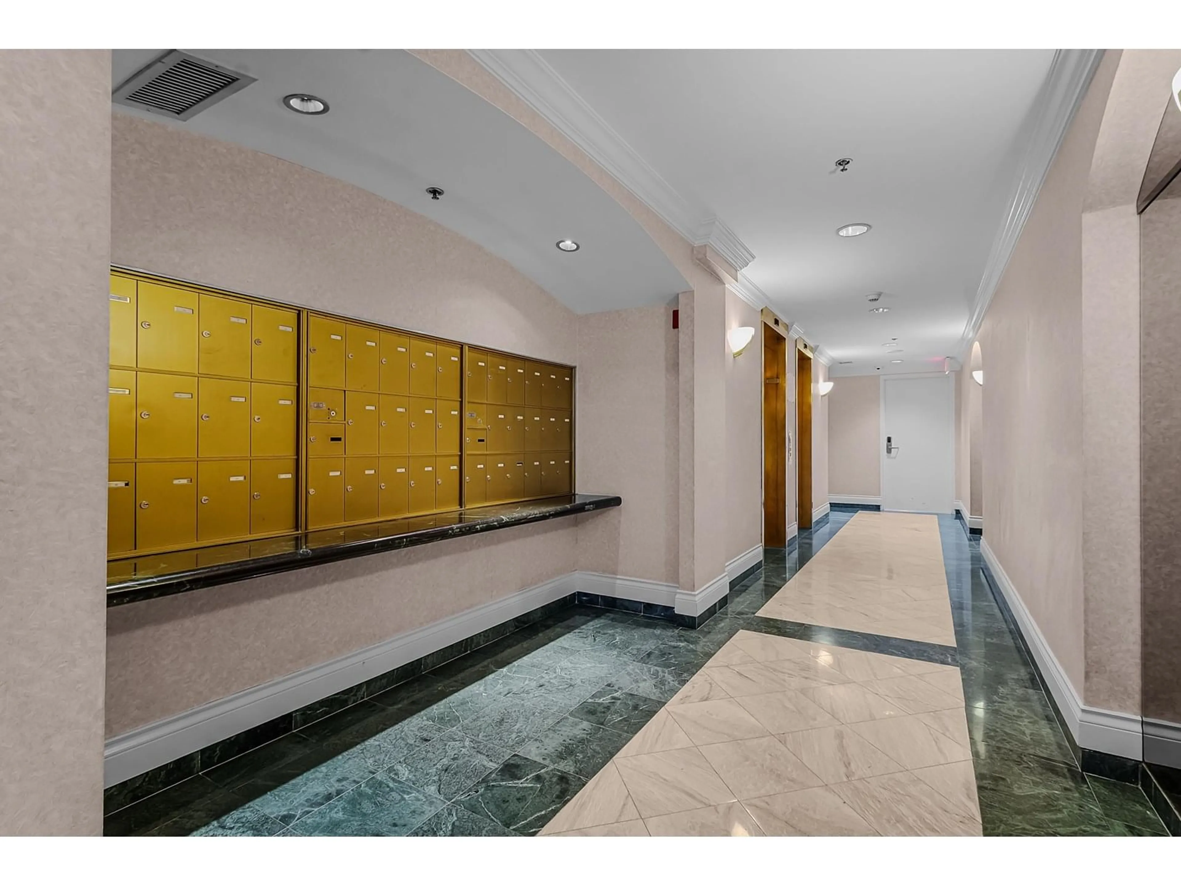 Indoor foyer for 901 - 32330 SOUTH FRASER, Abbotsford British Columbia V2T1X1
