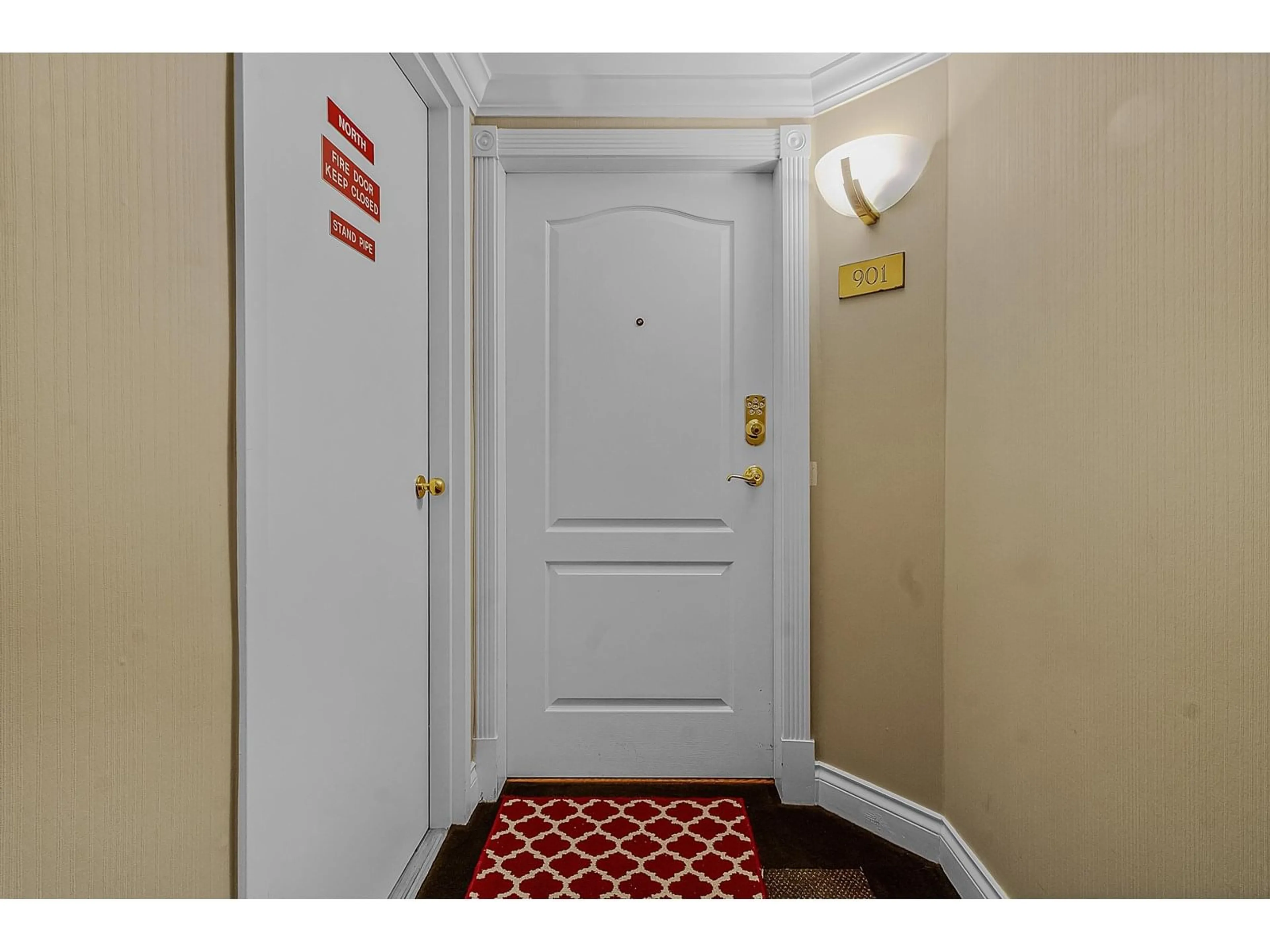 Indoor foyer for 901 - 32330 SOUTH FRASER, Abbotsford British Columbia V2T1X1