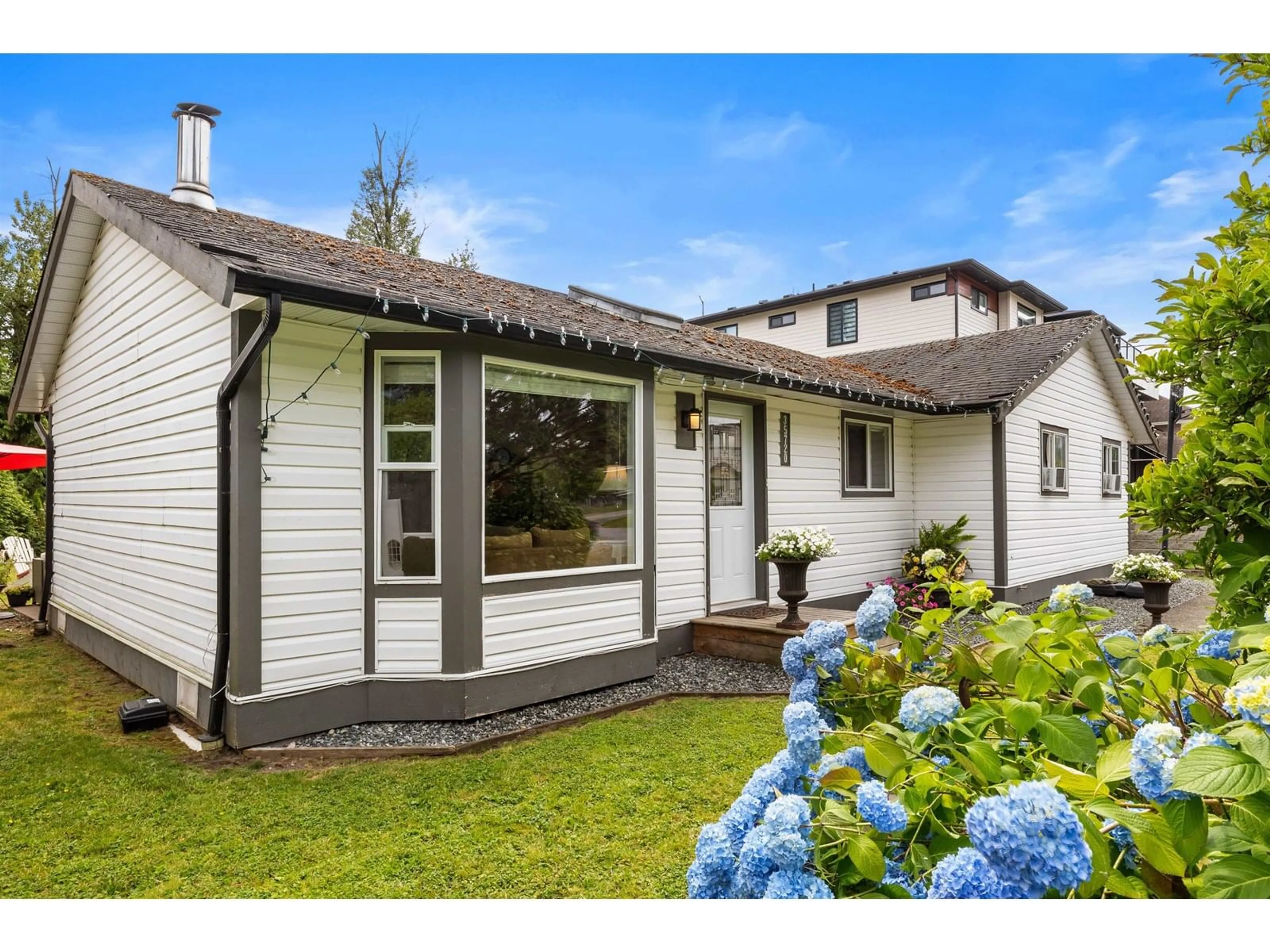 Home with vinyl exterior material, street for 35720 MOORE, Mission British Columbia V4X1Y3