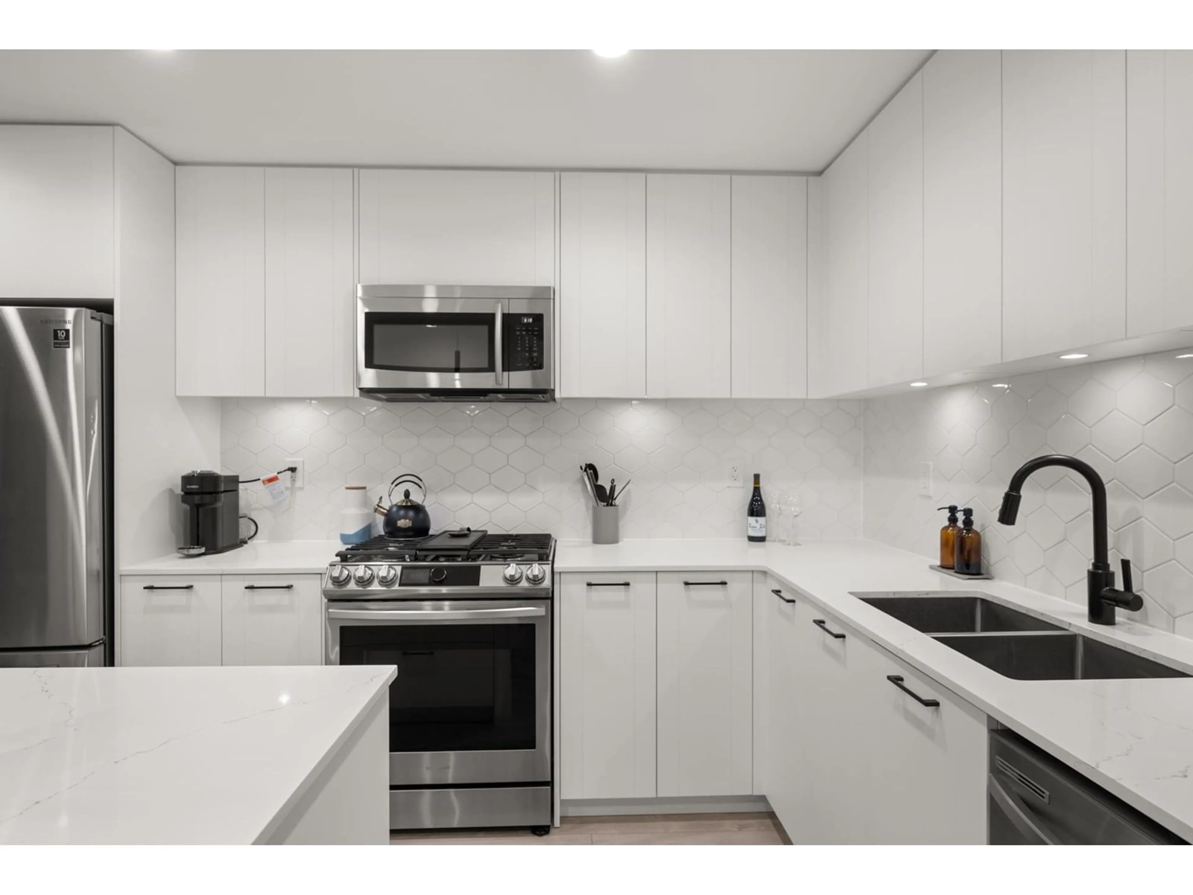 Standard kitchen, unknown for C104 - 20052 83A, Langley British Columbia V2Y3P4