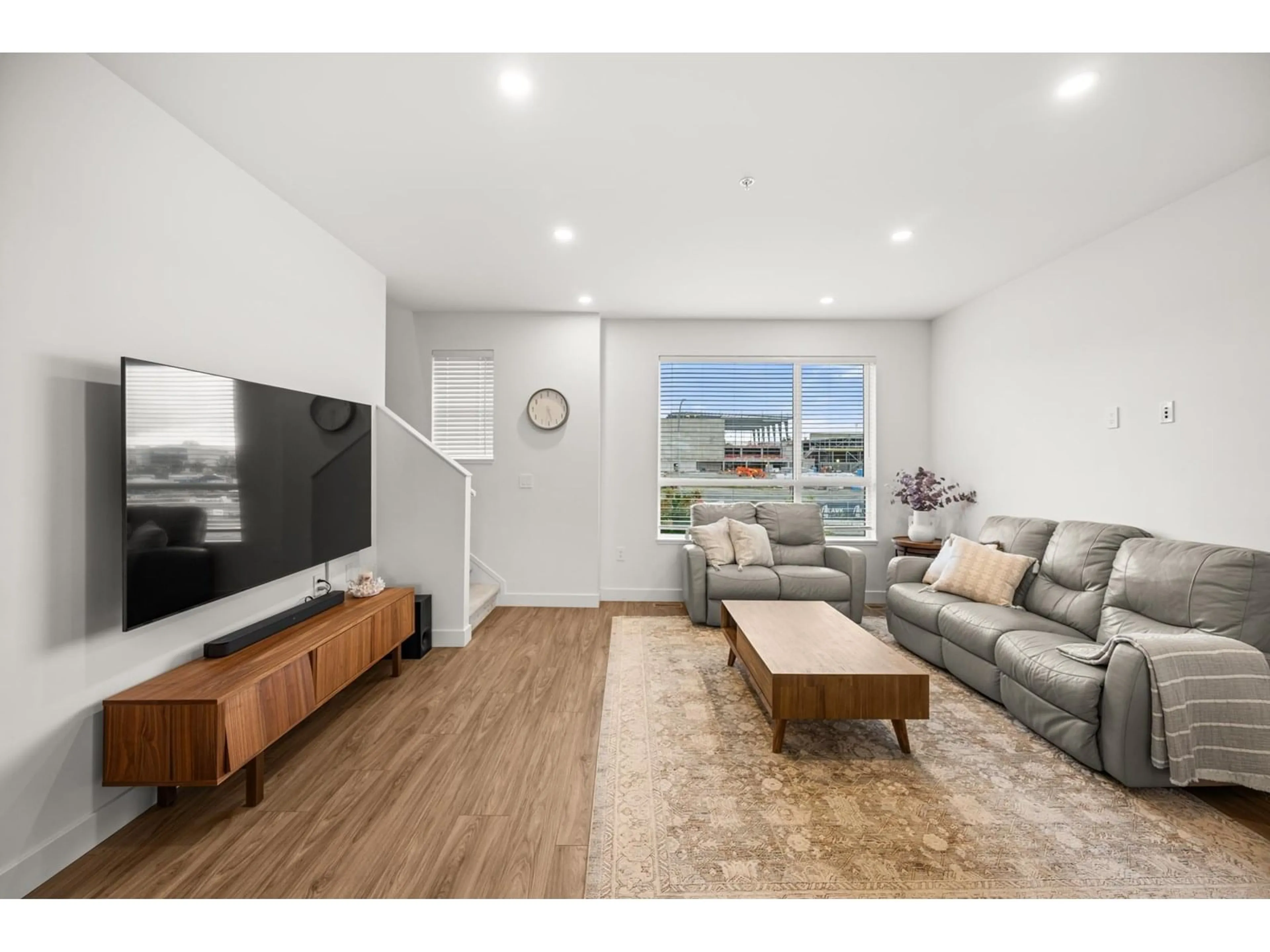 Living room with furniture, wood/laminate floor for 75 - 20150 81, Langley British Columbia V2Y3L8