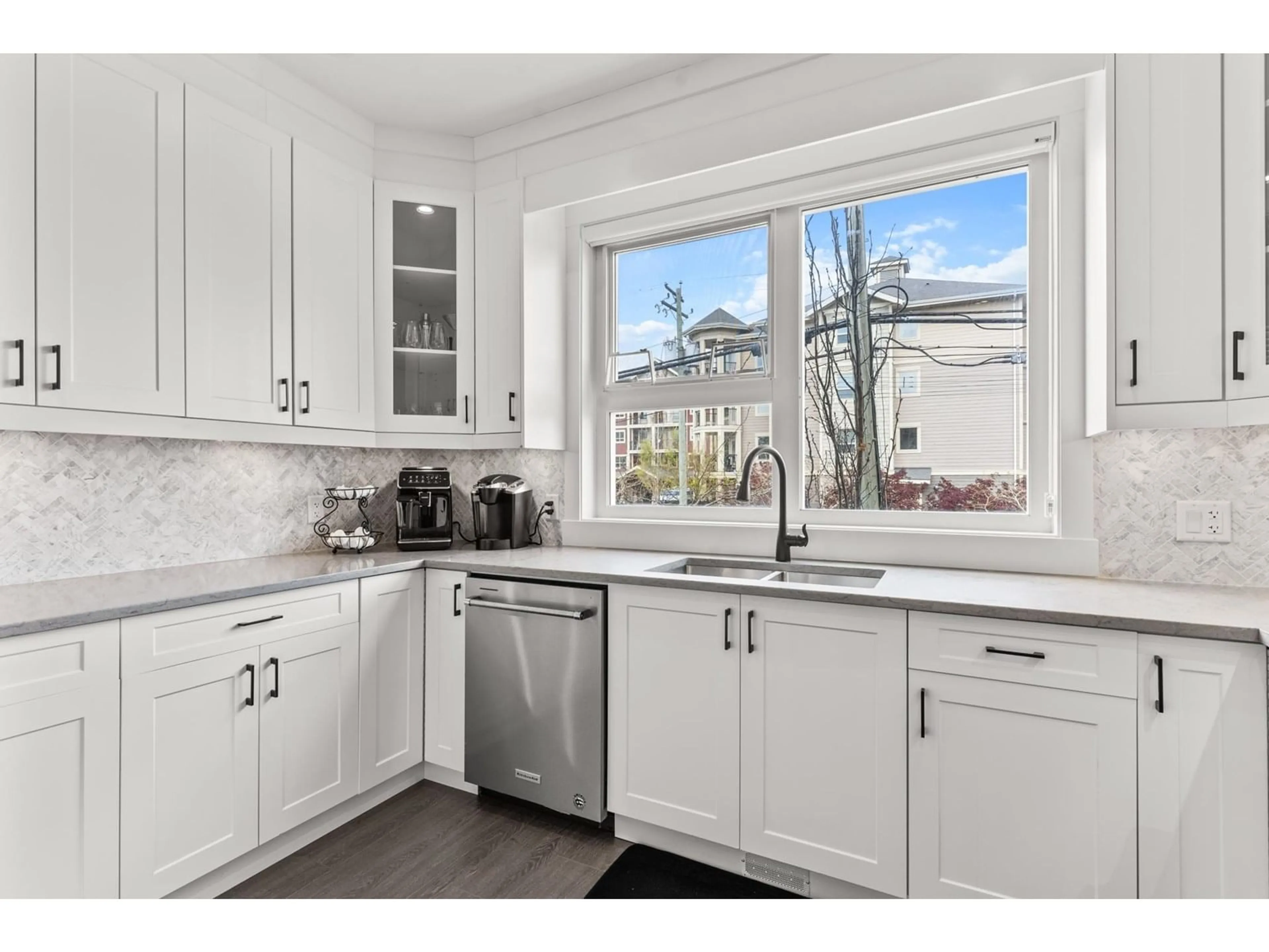Open concept kitchen, ceramic/tile floor for 11 - 22334 48, Langley British Columbia V3A3N5