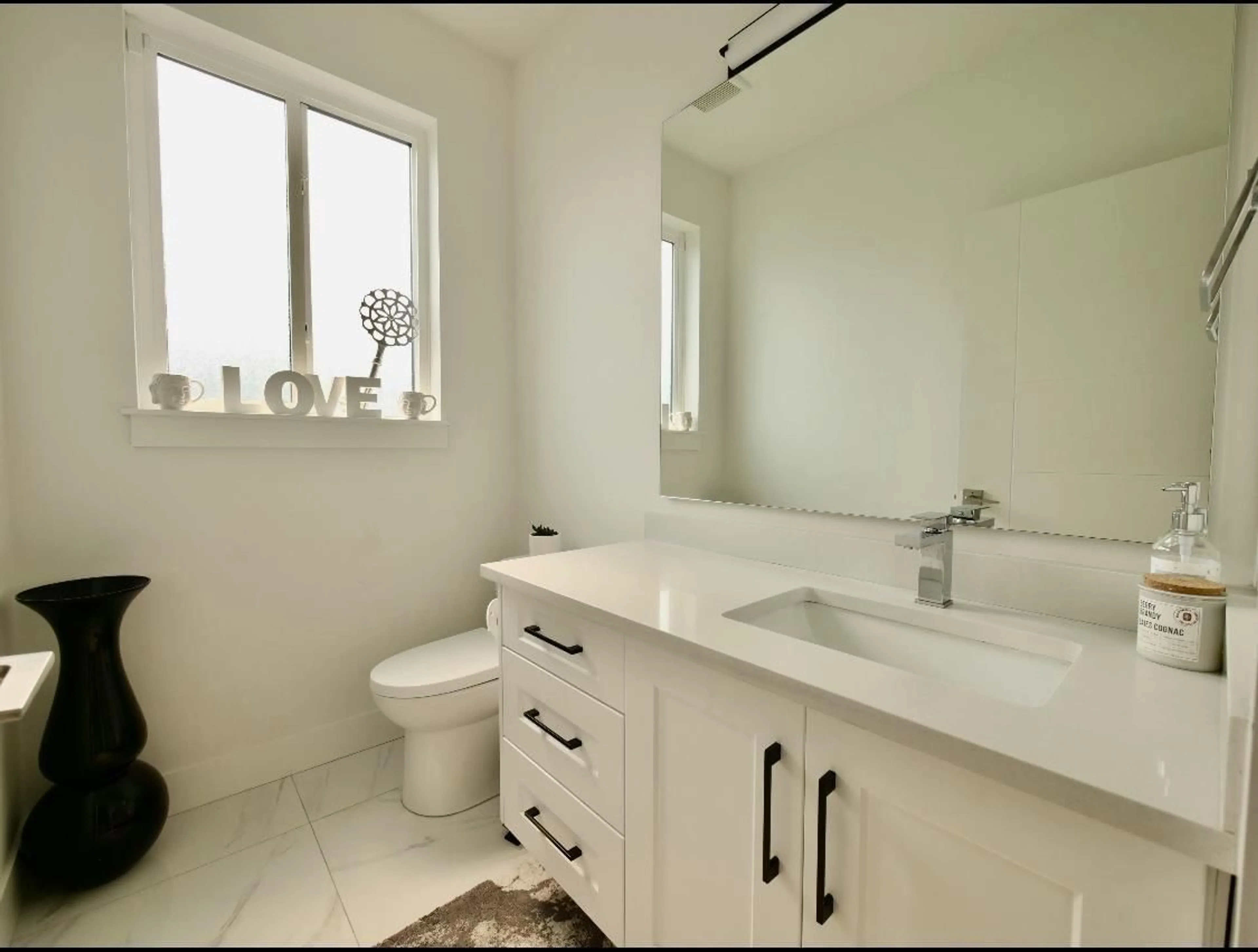 Contemporary bathroom, ceramic/tile floor for 26 - 19624 56, Langley British Columbia V3A3X6