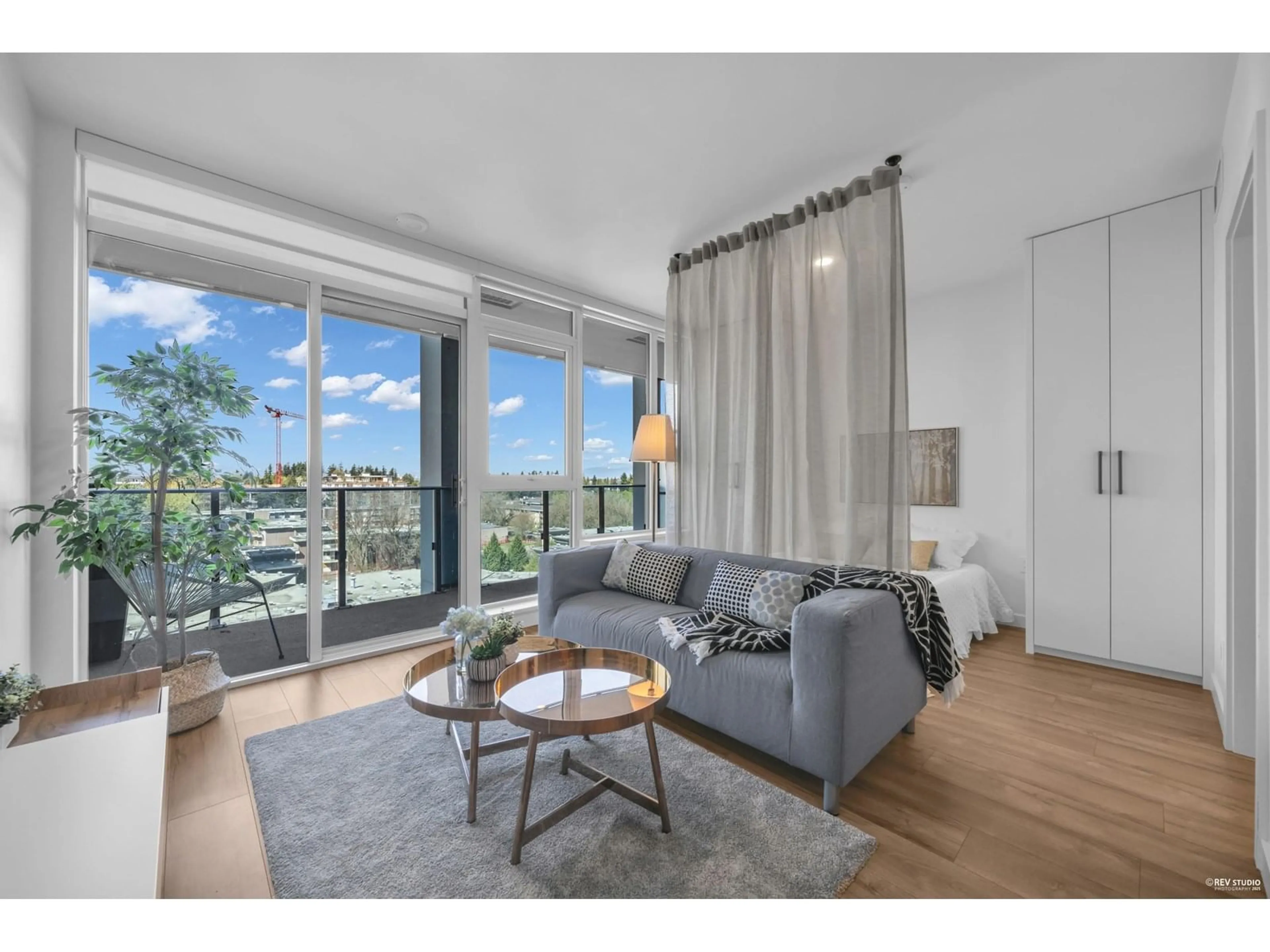 Living room with furniture, wood/laminate floor for 911 - 10448 UNIVERSITY, Surrey British Columbia V3T0S7