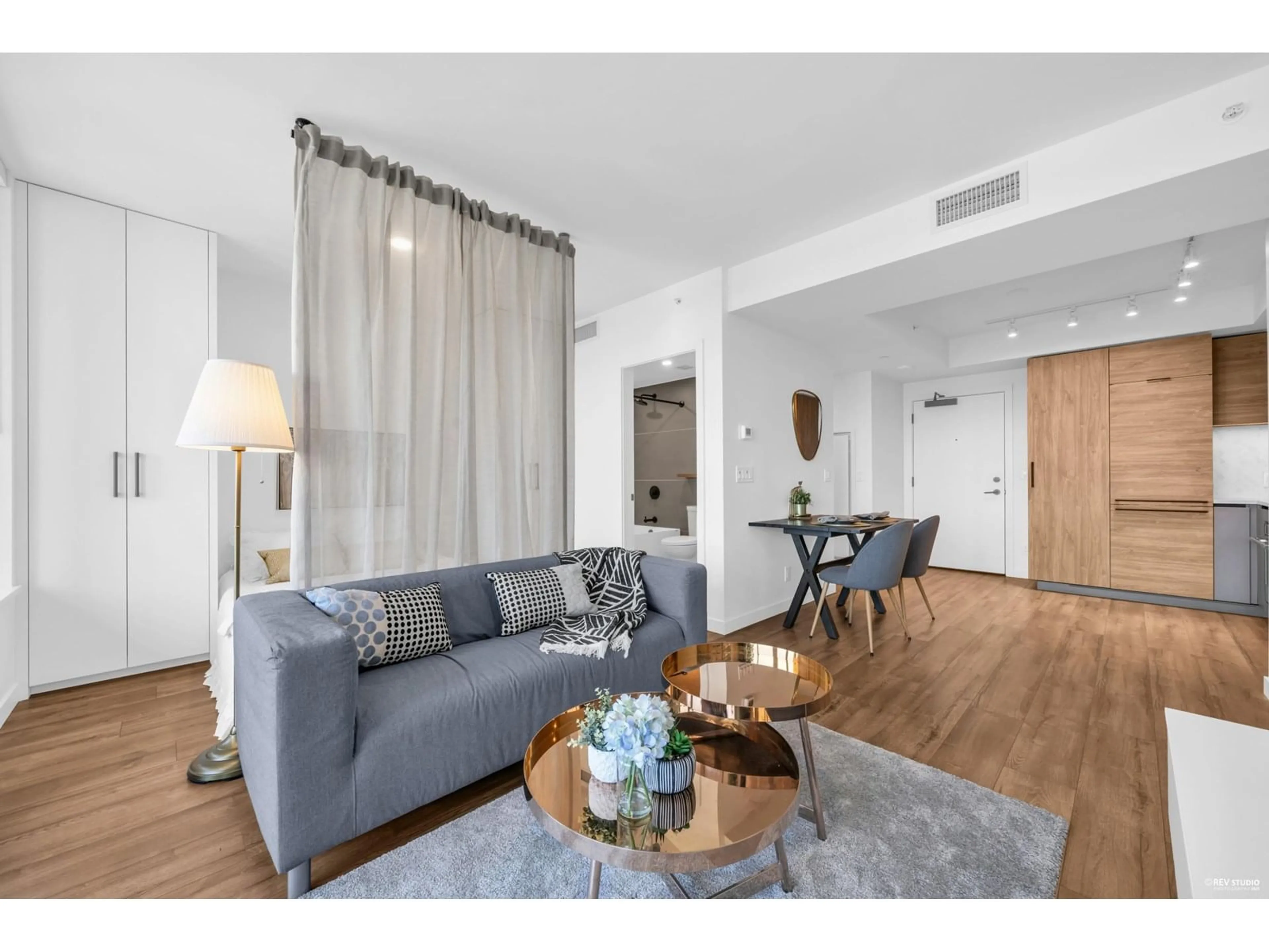 Living room with furniture, wood/laminate floor for 911 - 10448 UNIVERSITY, Surrey British Columbia V3T0S7