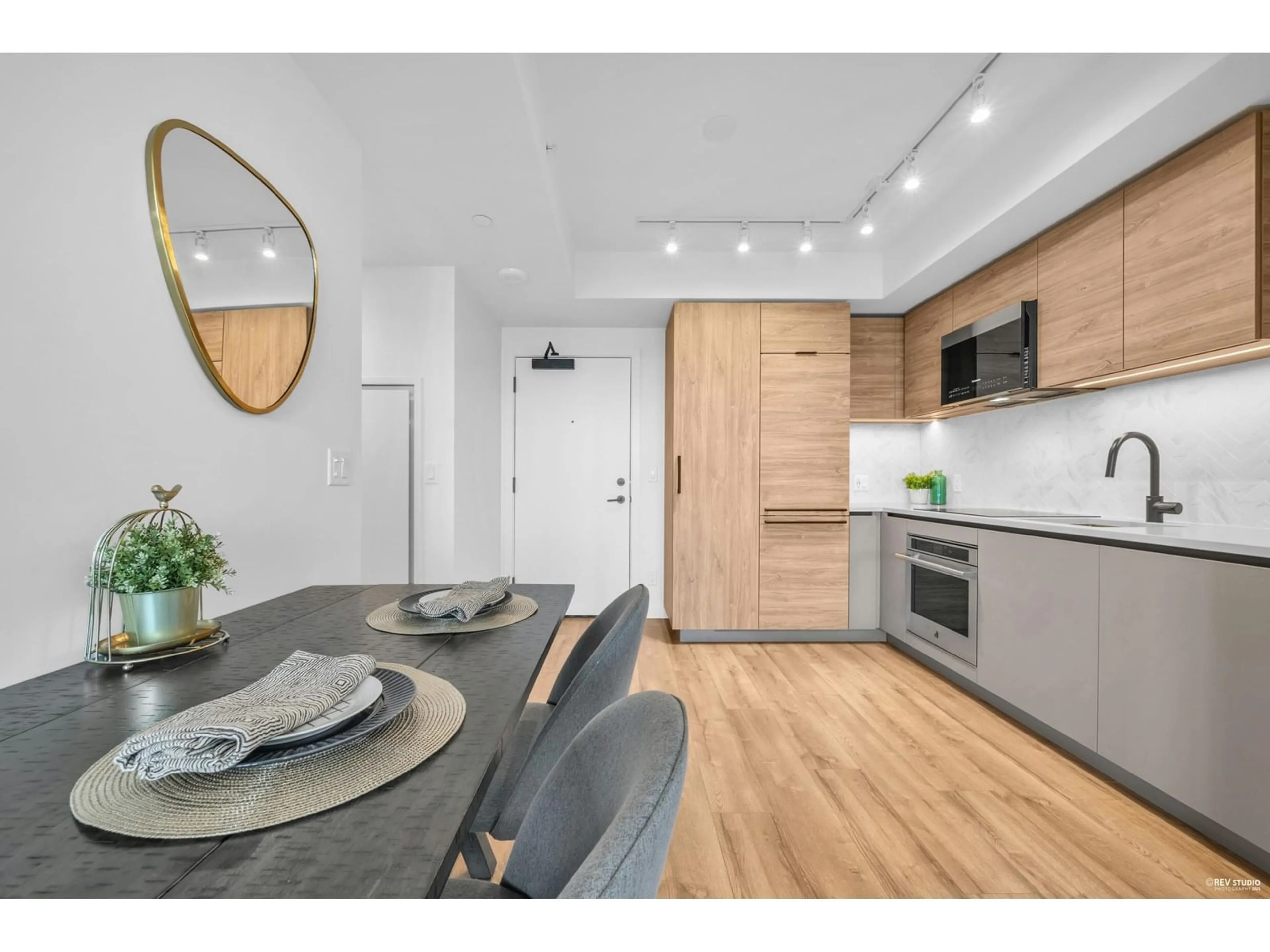 Open concept kitchen, wood/laminate floor for 911 - 10448 UNIVERSITY, Surrey British Columbia V3T0S7