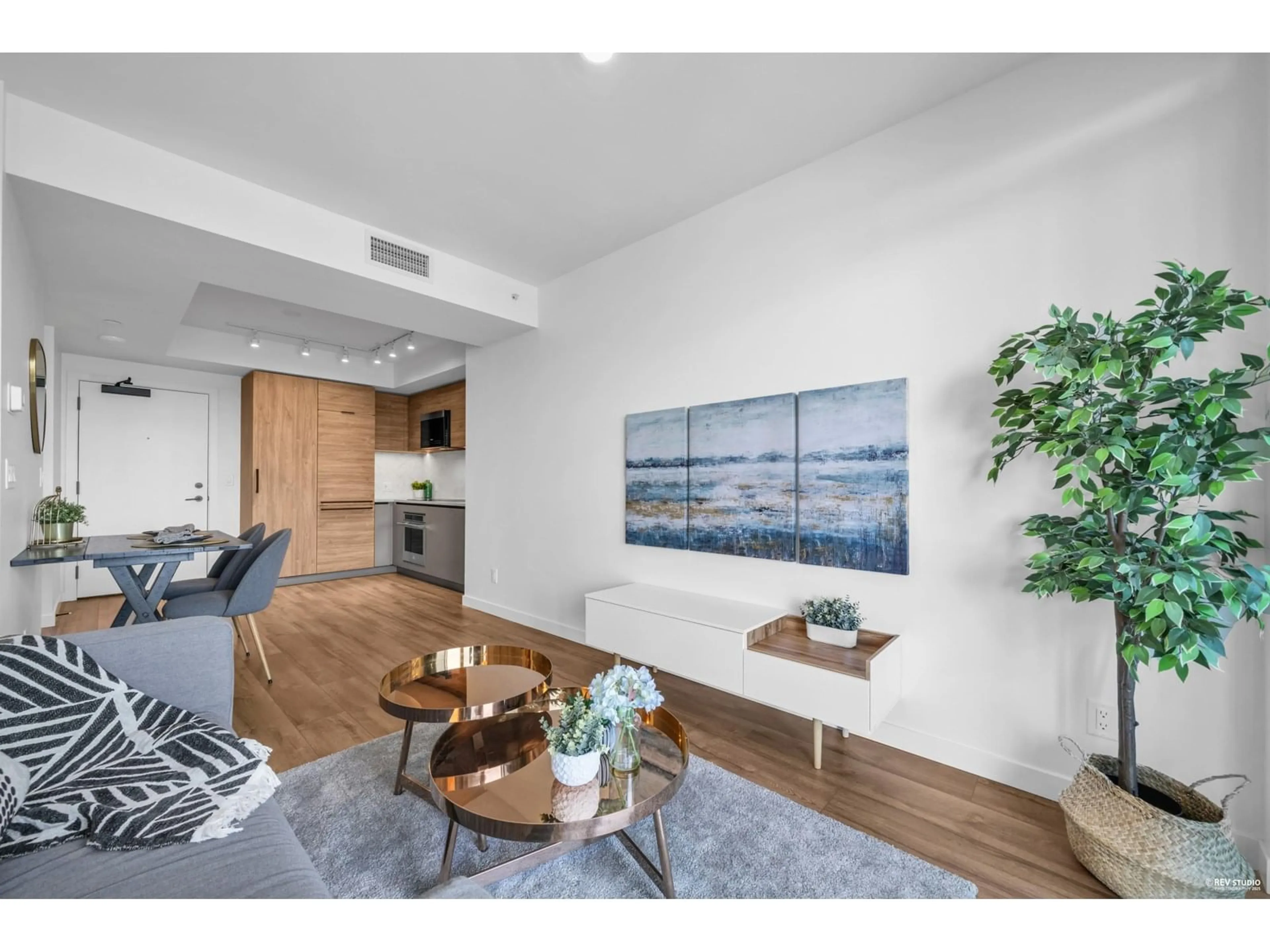 Living room with furniture, wood/laminate floor for 911 - 10448 UNIVERSITY, Surrey British Columbia V3T0S7