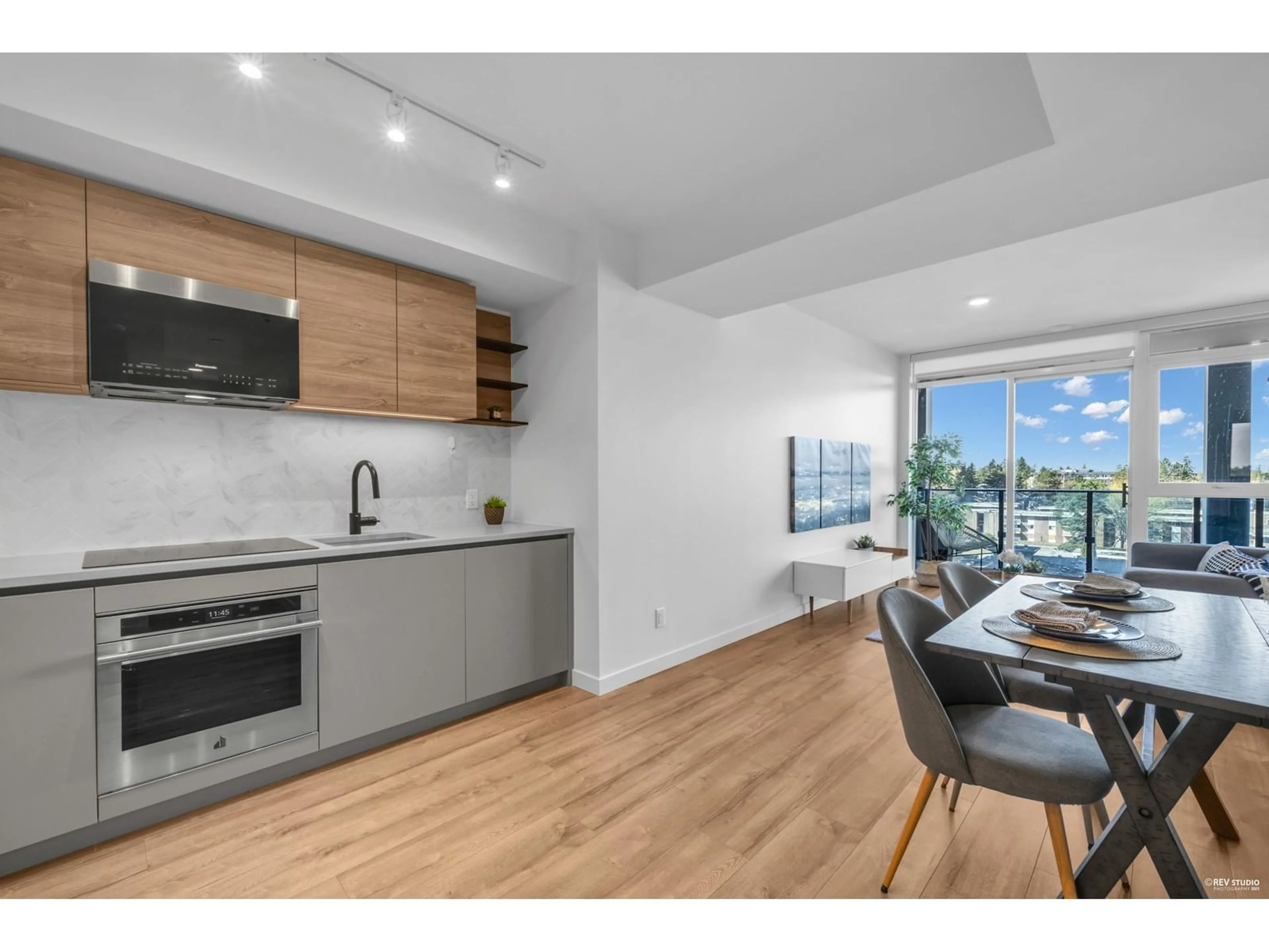 Standard kitchen, wood/laminate floor for 911 - 10448 UNIVERSITY, Surrey British Columbia V3T0S7