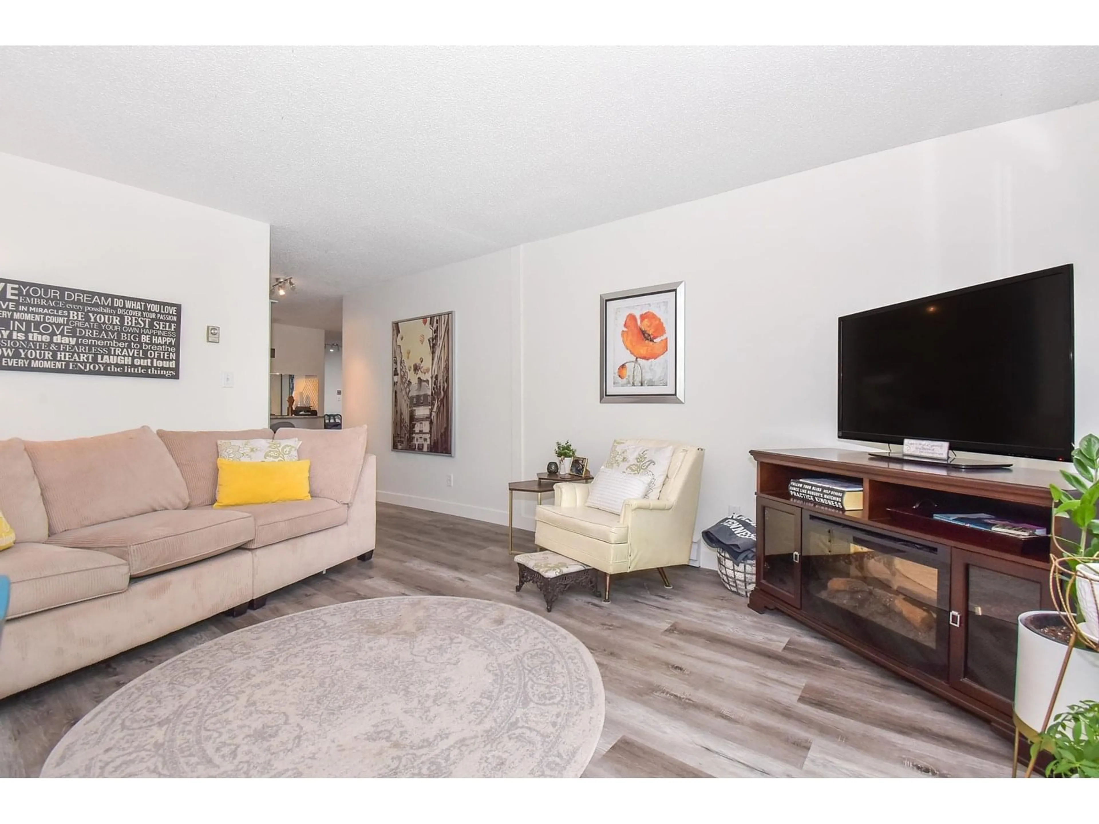 Living room with furniture, unknown for 101 - 5906 176A, Surrey British Columbia V3S4H7
