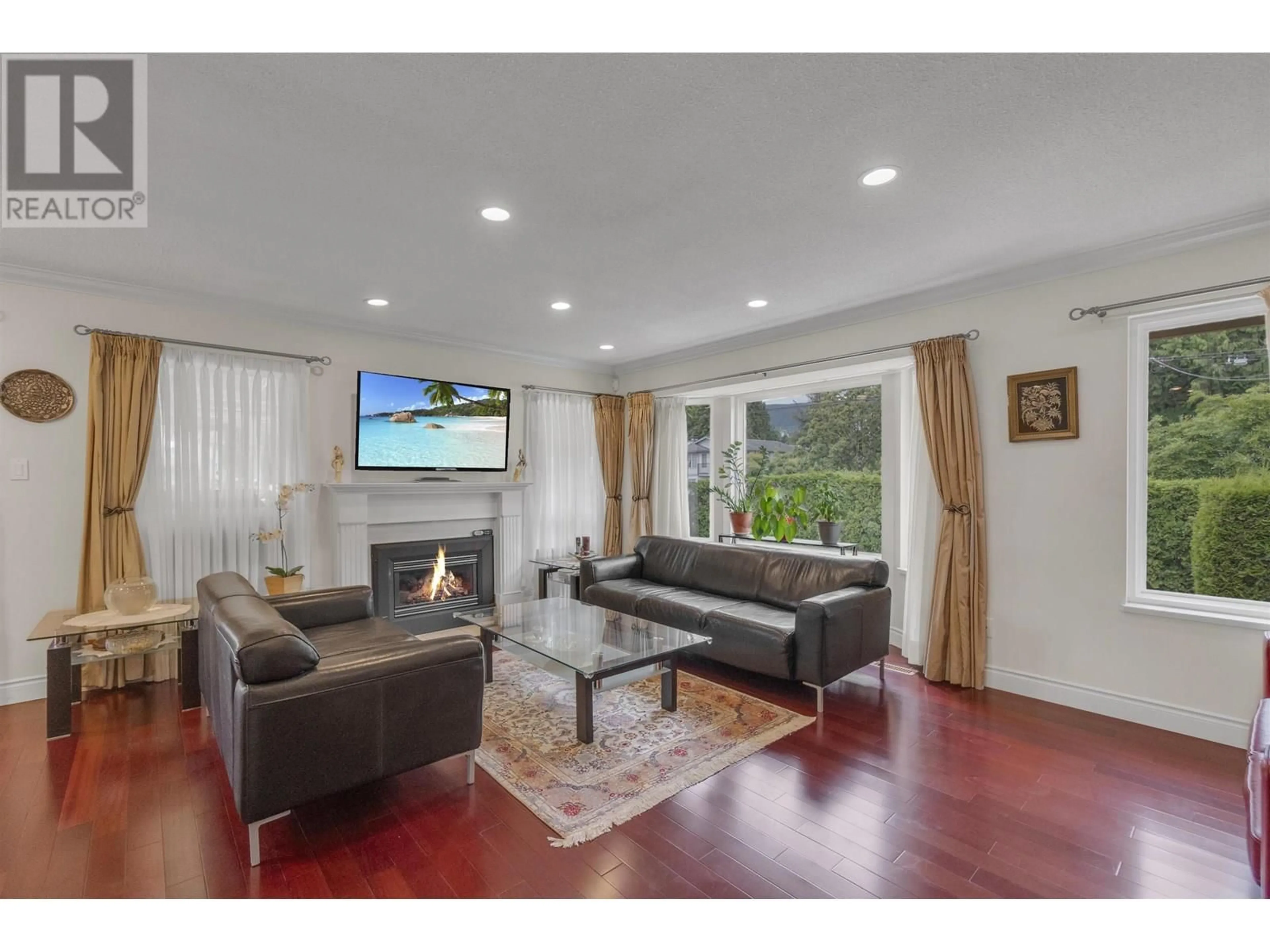 Living room with furniture, wood/laminate floor for 1685 HOPE ROAD, North Vancouver British Columbia V7P1X2