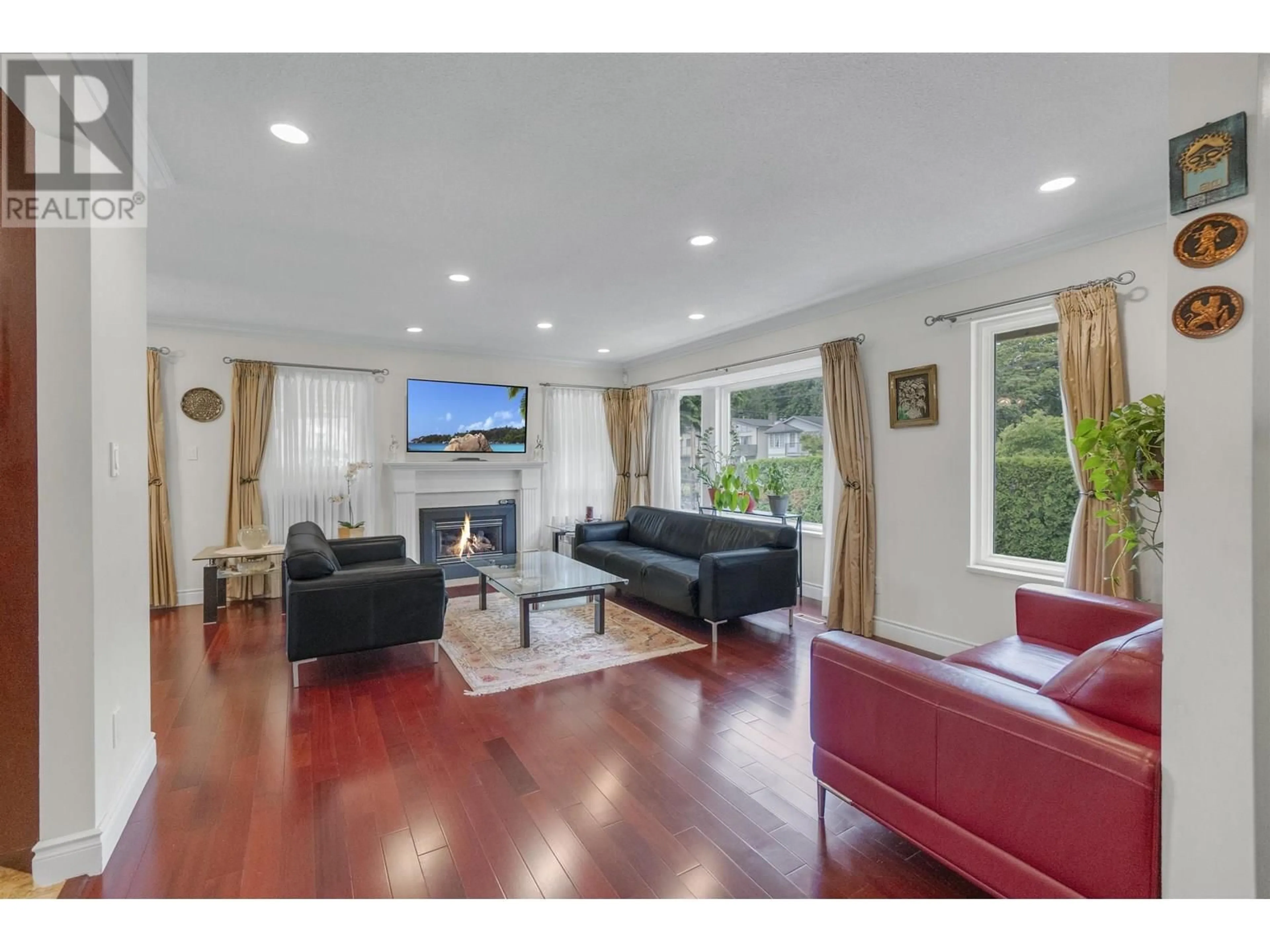 Living room with furniture, unknown for 1685 HOPE ROAD, North Vancouver British Columbia V7P1X2