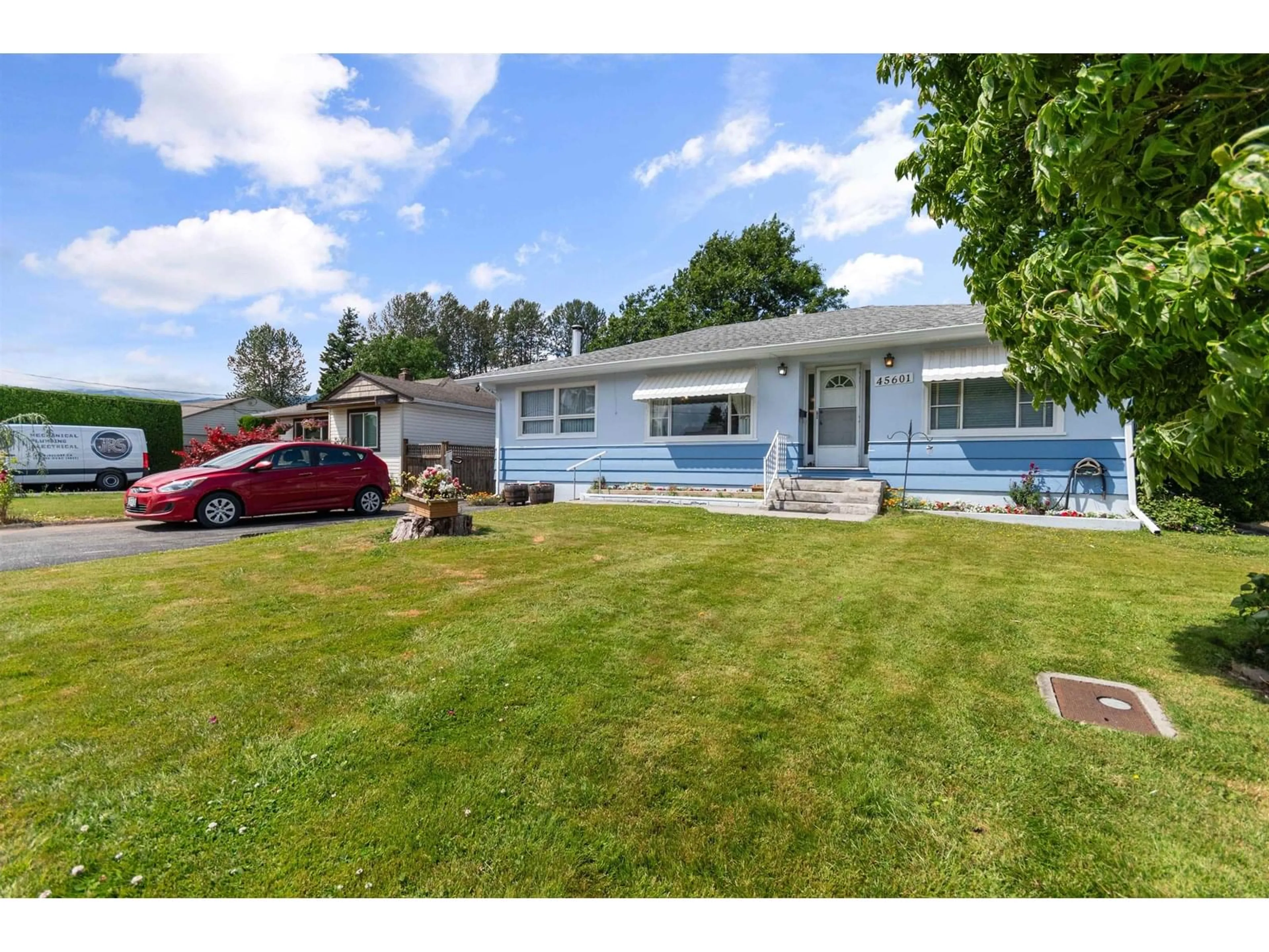 A pic from outside/outdoor area/front of a property/back of a property/a pic from drone, street for 45601 HERRON AVENUE, Chilliwack British Columbia V2P3G8