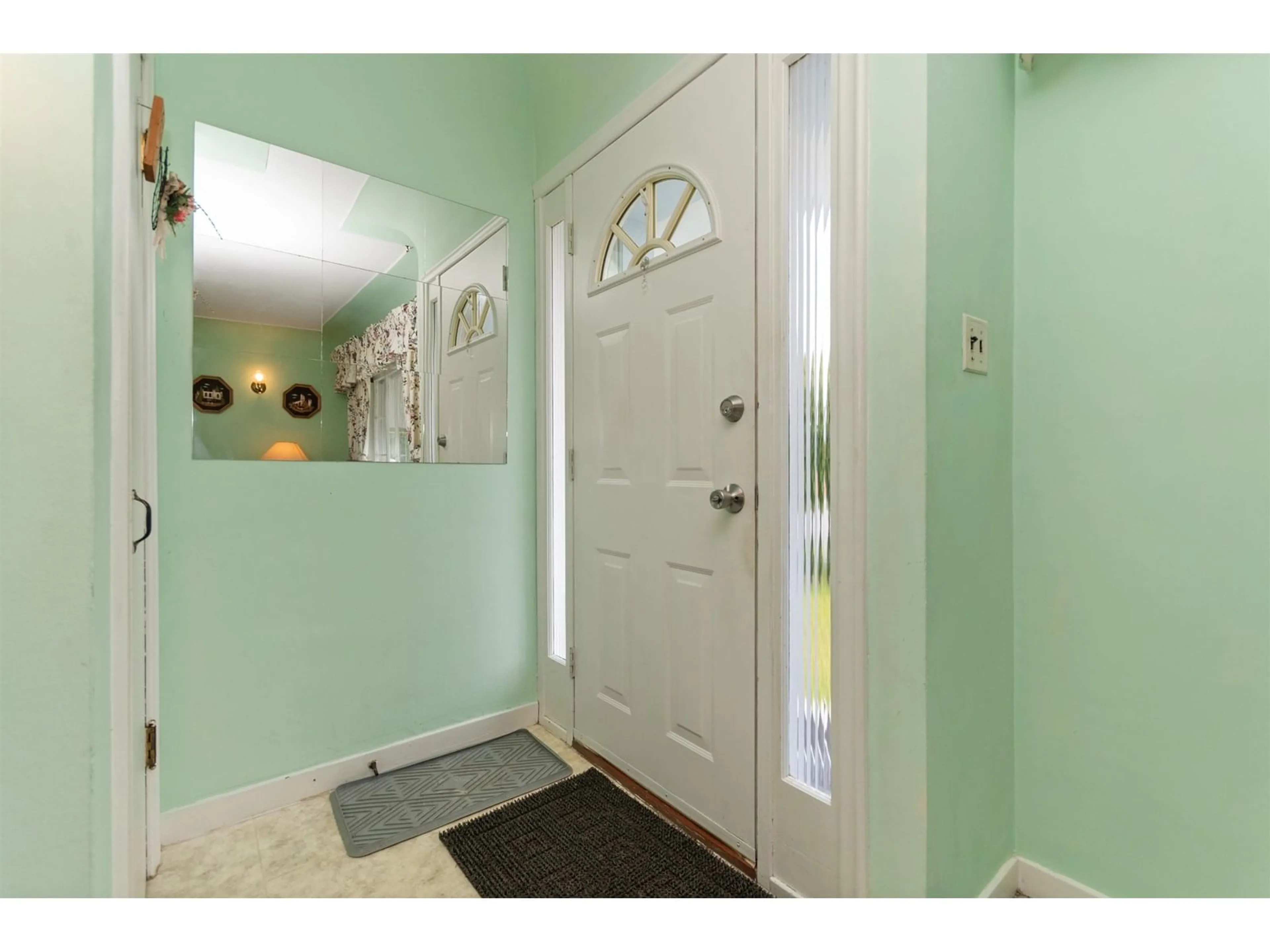Indoor entryway for 45601 HERRON AVENUE, Chilliwack British Columbia V2P3G8