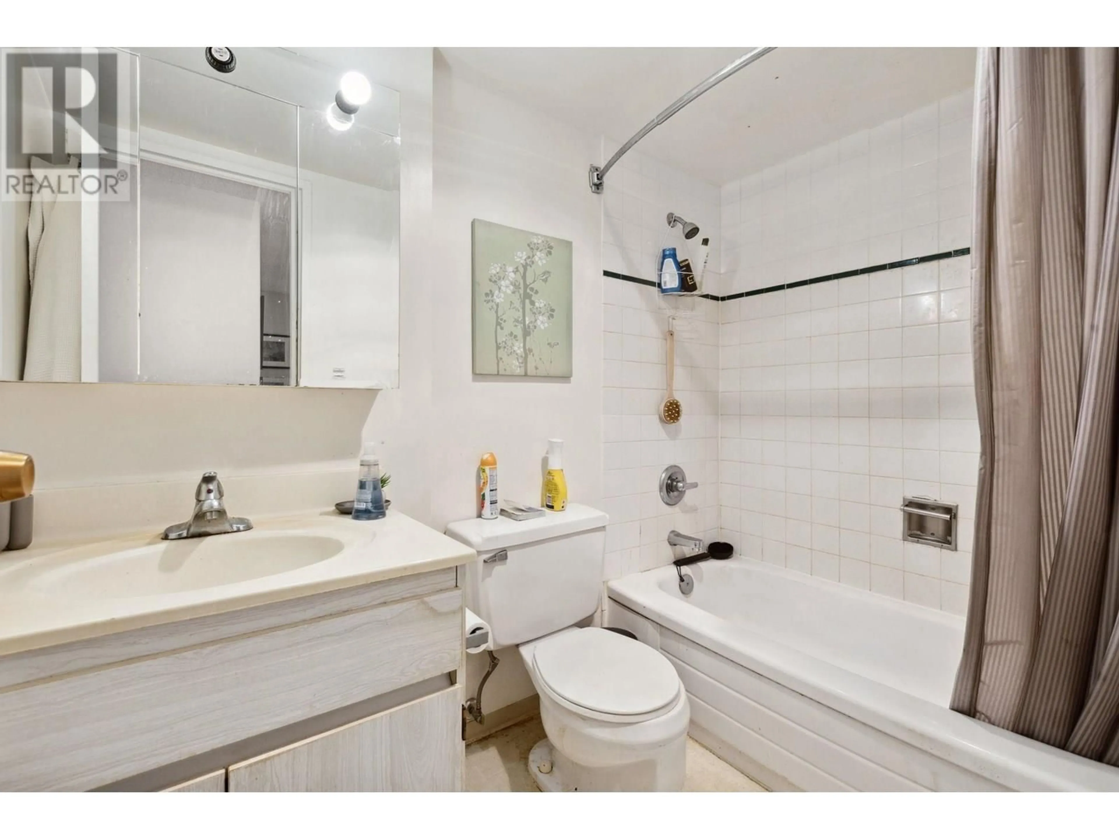 Standard bathroom, ceramic/tile floor for 204 - 2016 FULLERTON AVENUE, North Vancouver British Columbia V7P3E6