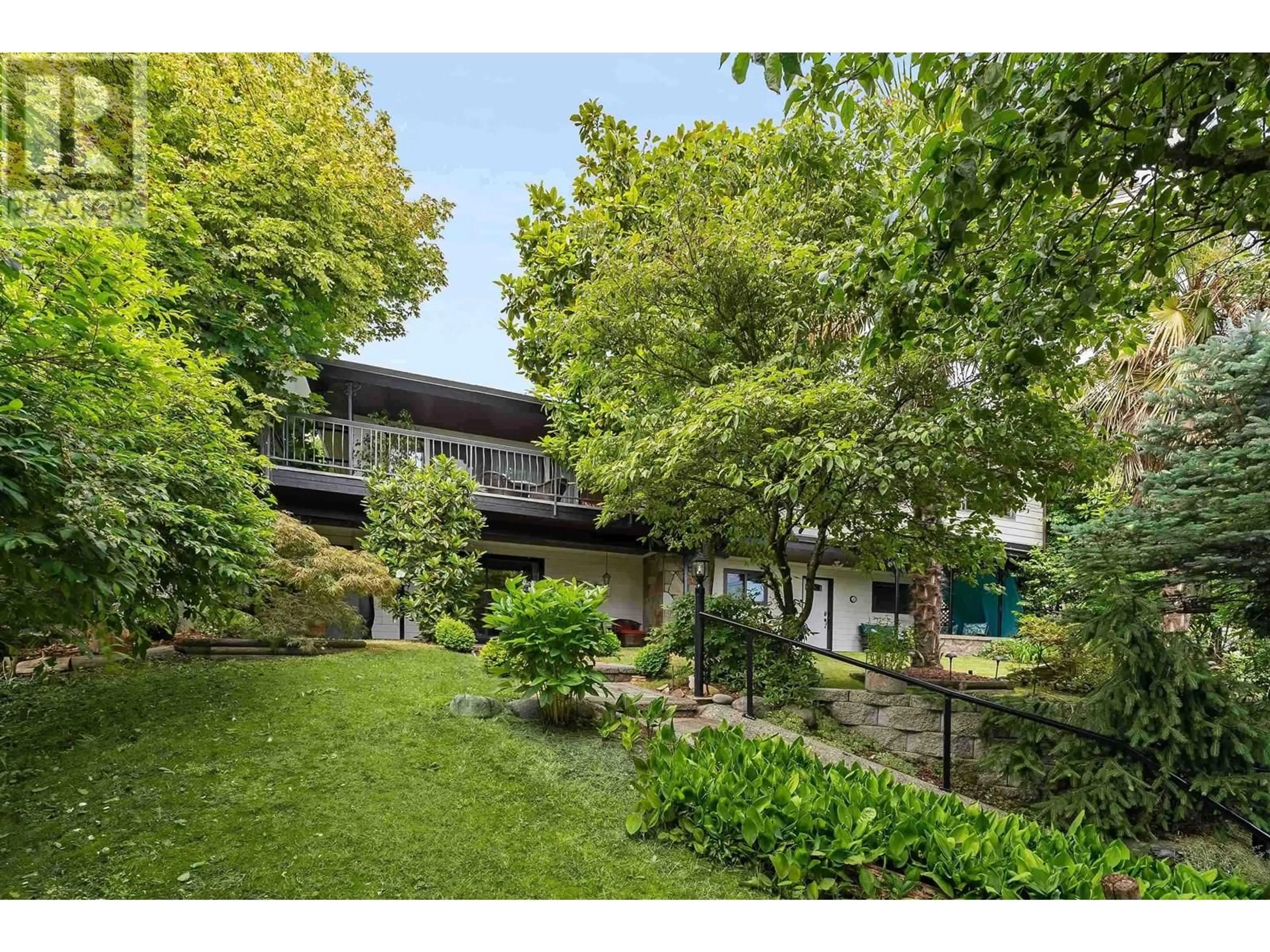 A pic from outside/outdoor area/front of a property/back of a property/a pic from drone, street for 140 8TH AVENUE, New Westminster British Columbia V3L4J7