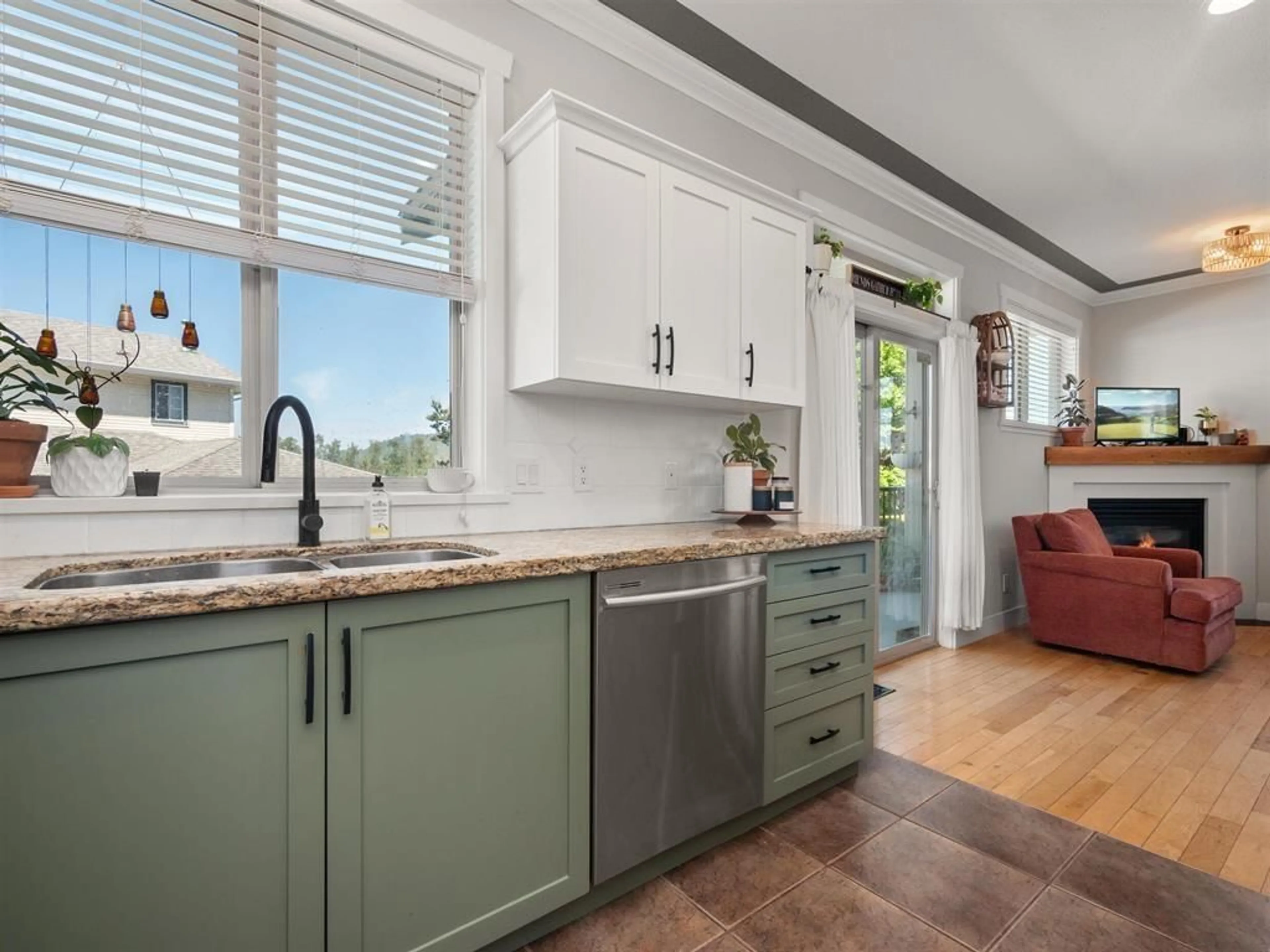 Open concept kitchen, ceramic/tile floor for 1 - 45624 STOREY AVENUE, Chilliwack British Columbia V2R0H7