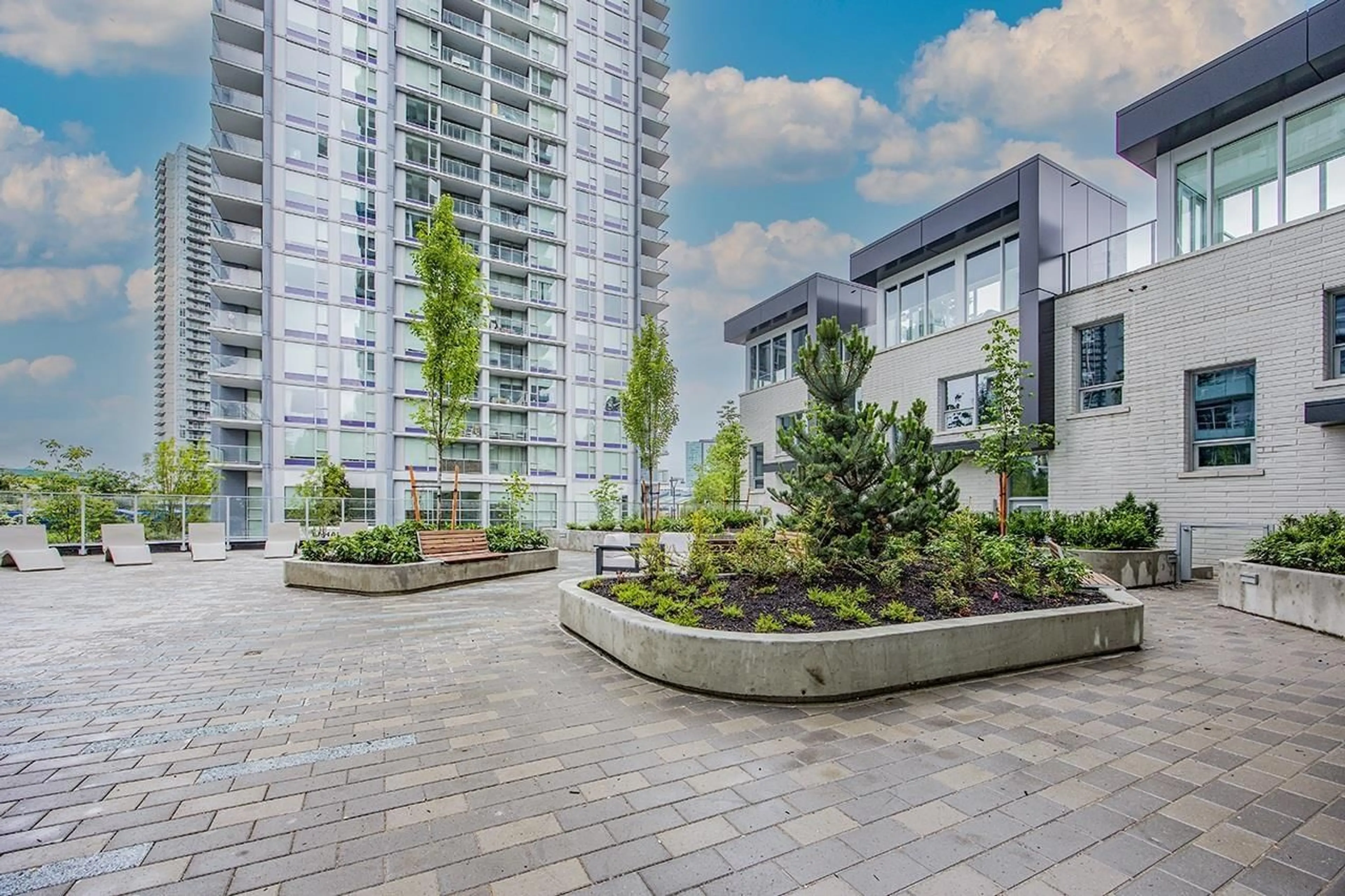 Patio, street for 1204 - 13778 100, Surrey British Columbia V3T0V3