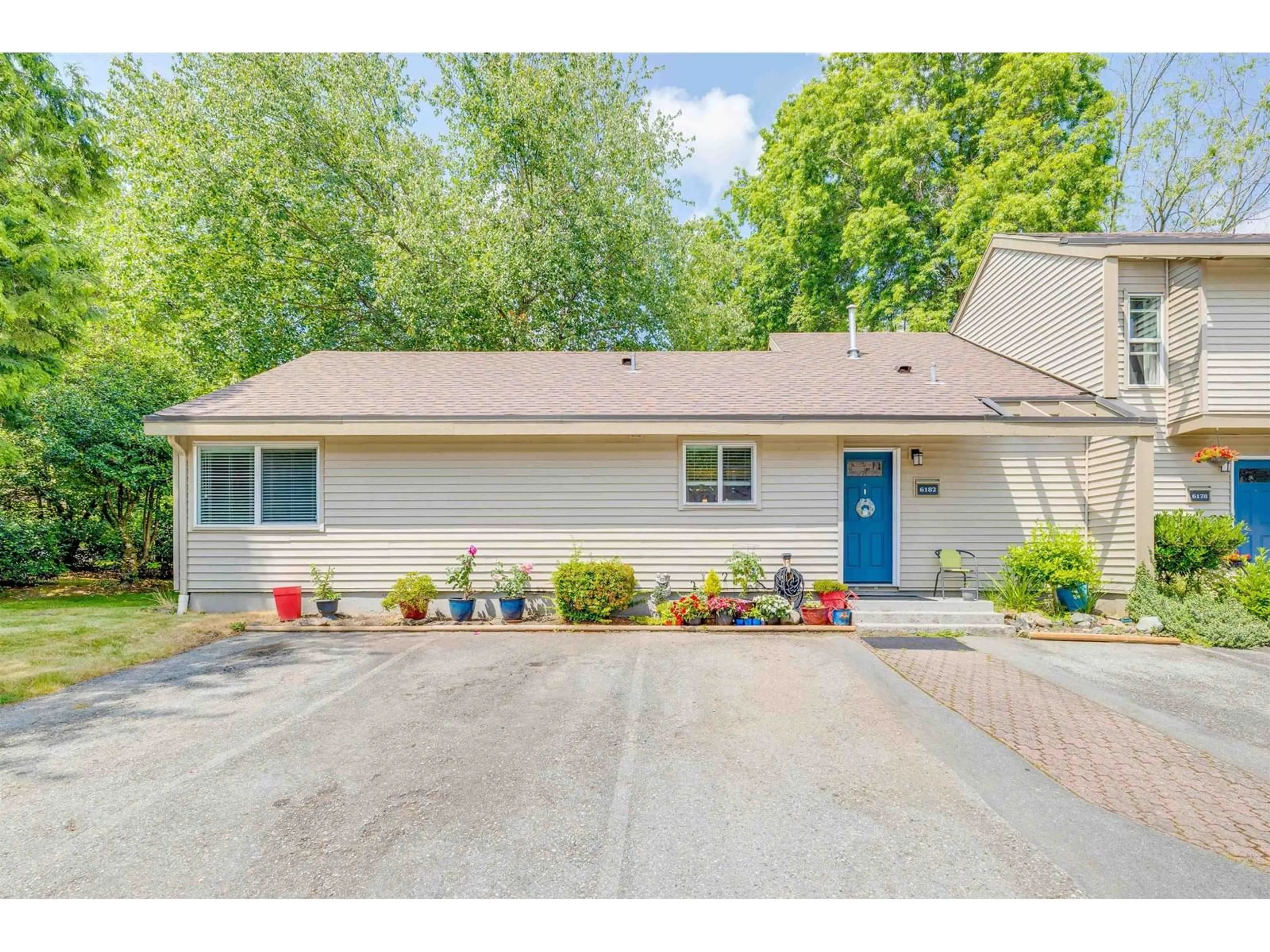 Home with vinyl exterior material, street for 6182 GREENSIDE WEST, Surrey British Columbia V3S5M8