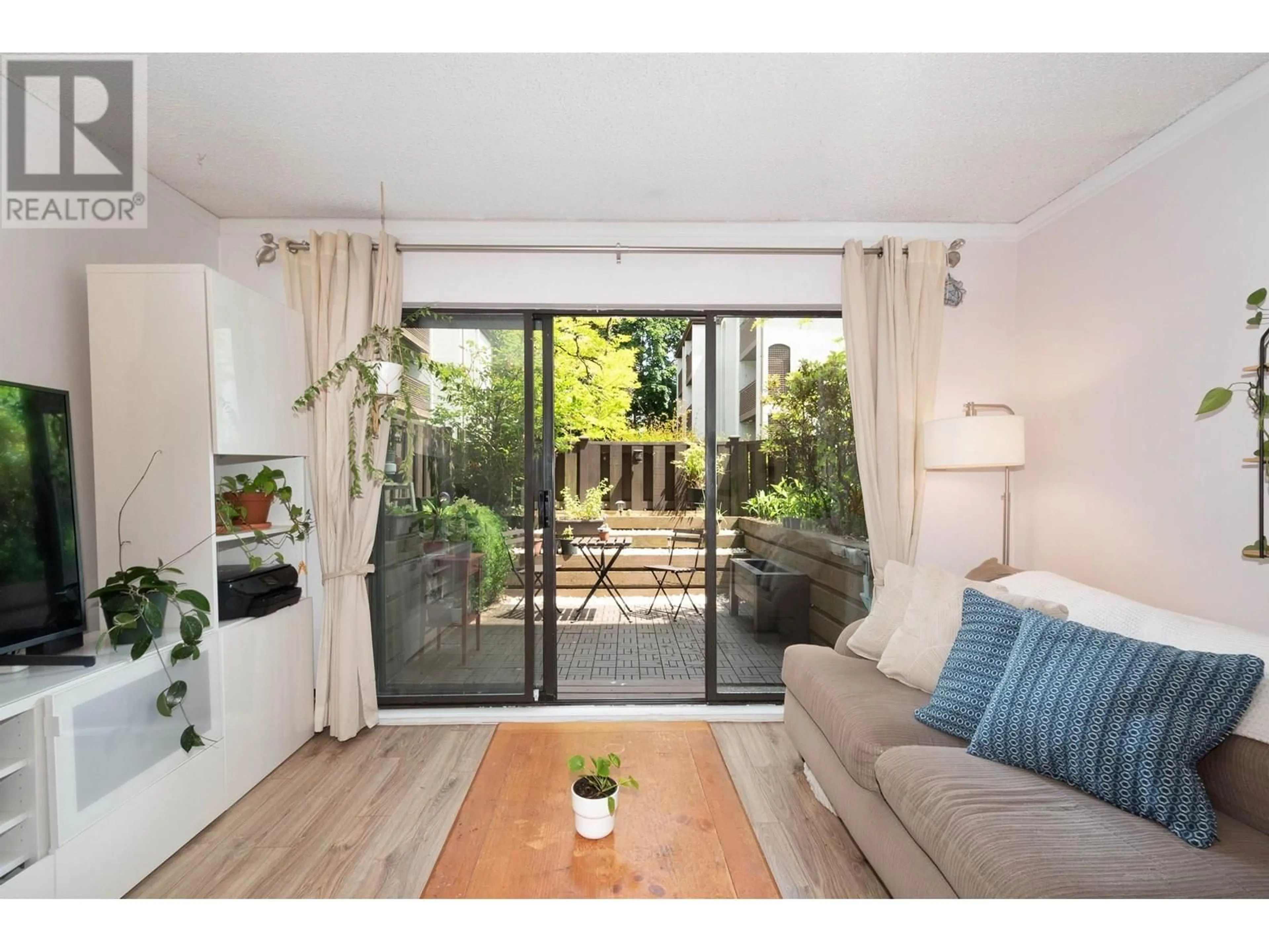 Living room with furniture, wood/laminate floor for 8 - 385 GINGER DRIVE, New Westminster British Columbia V3L5L6
