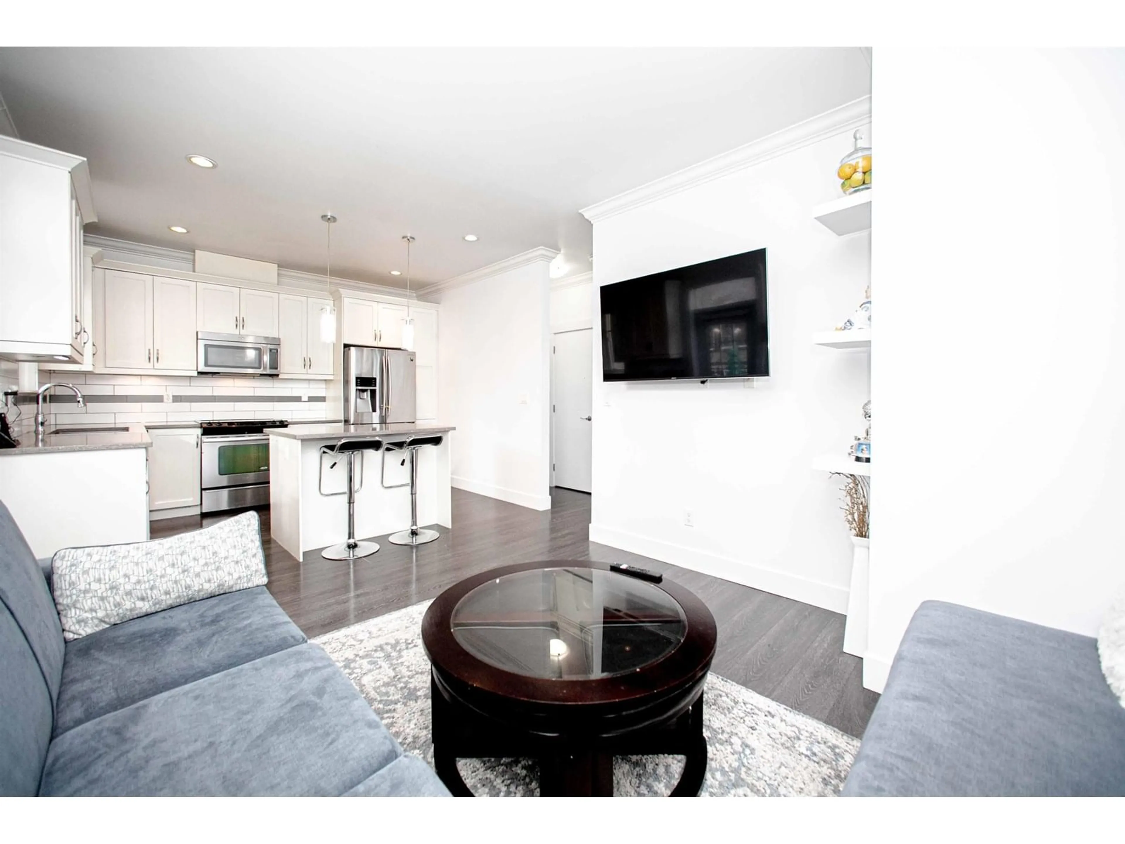 Open concept kitchen, wood/laminate floor for 19 - 6929 142, Surrey British Columbia V3W5N1