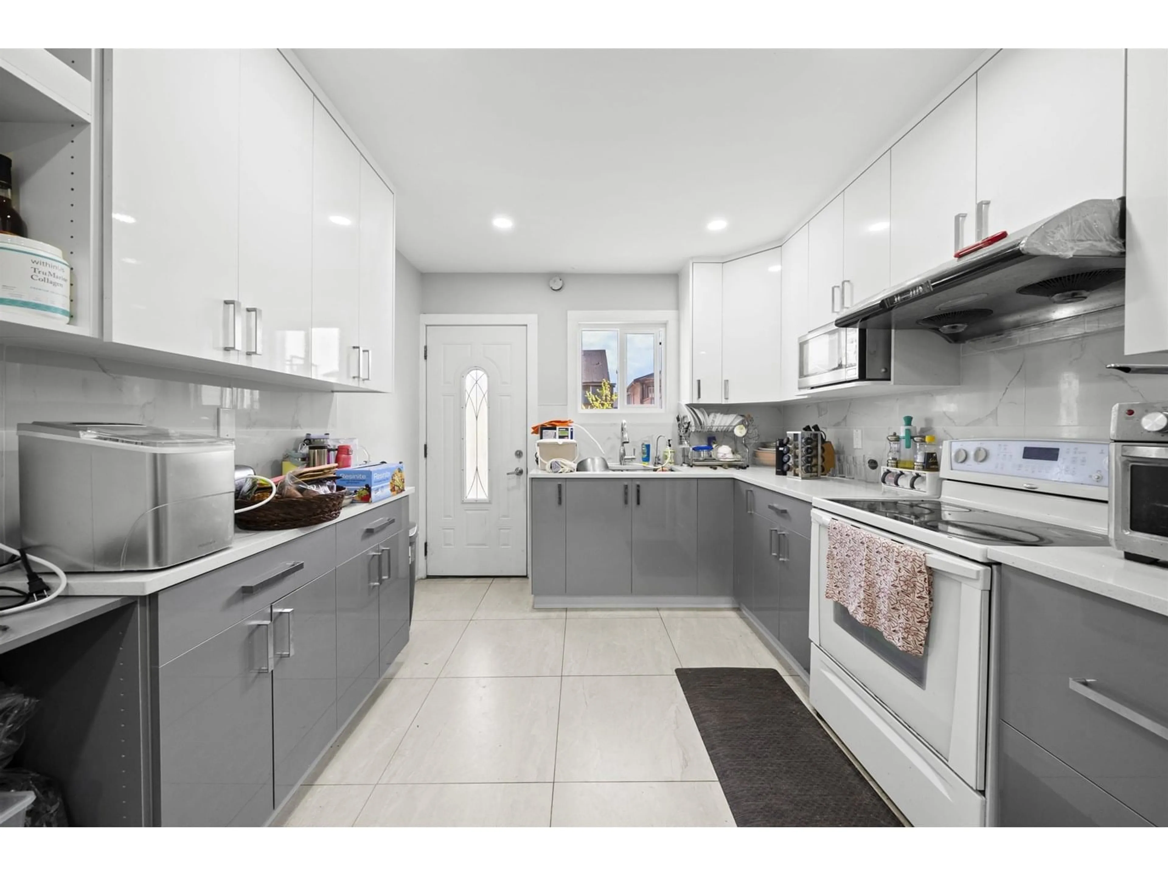 Standard kitchen, ceramic/tile floor for 12768 114A, Surrey British Columbia V3V3P4
