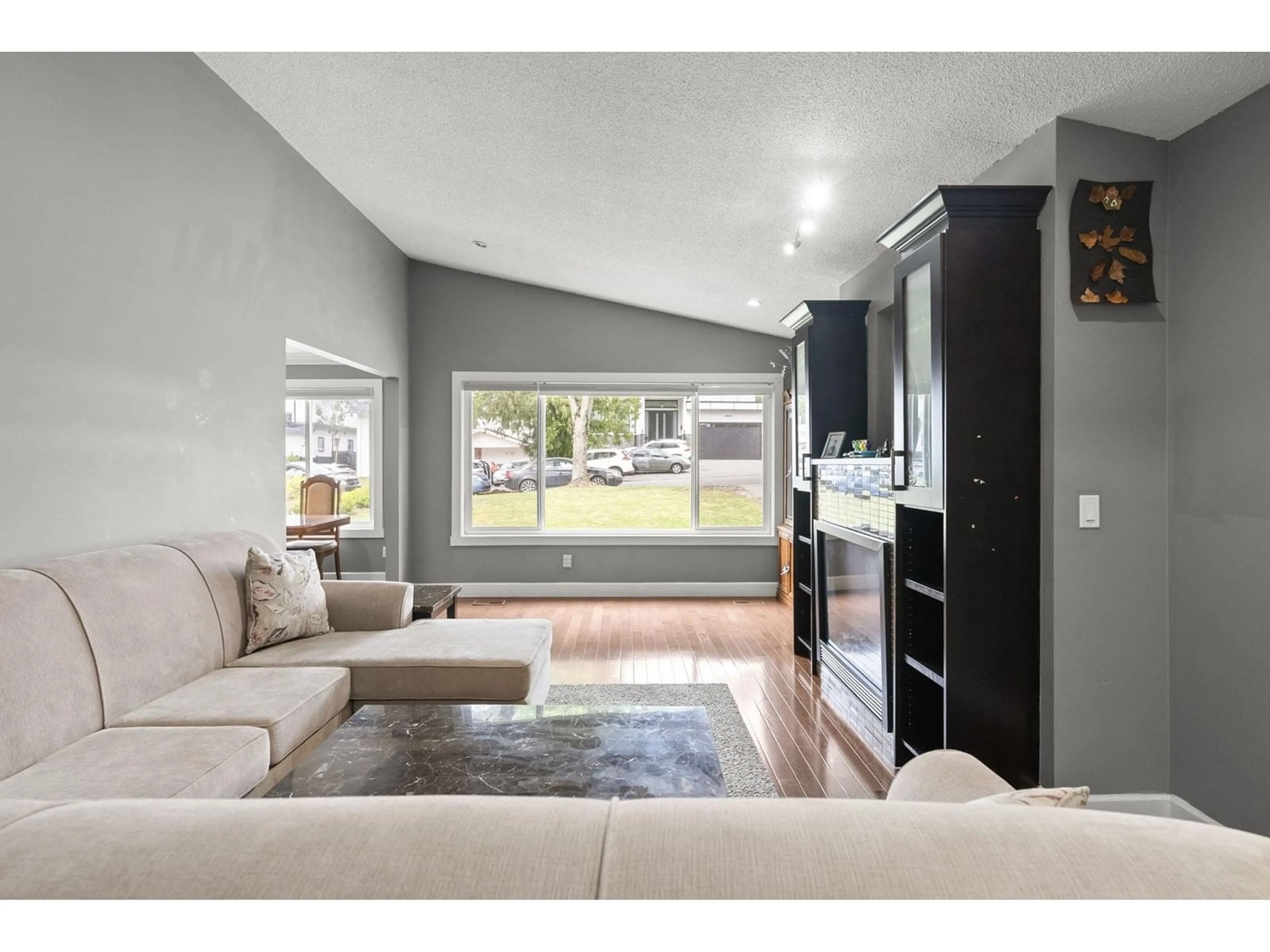 Living room with furniture, unknown for 15042 85A, Surrey British Columbia V3S6A5