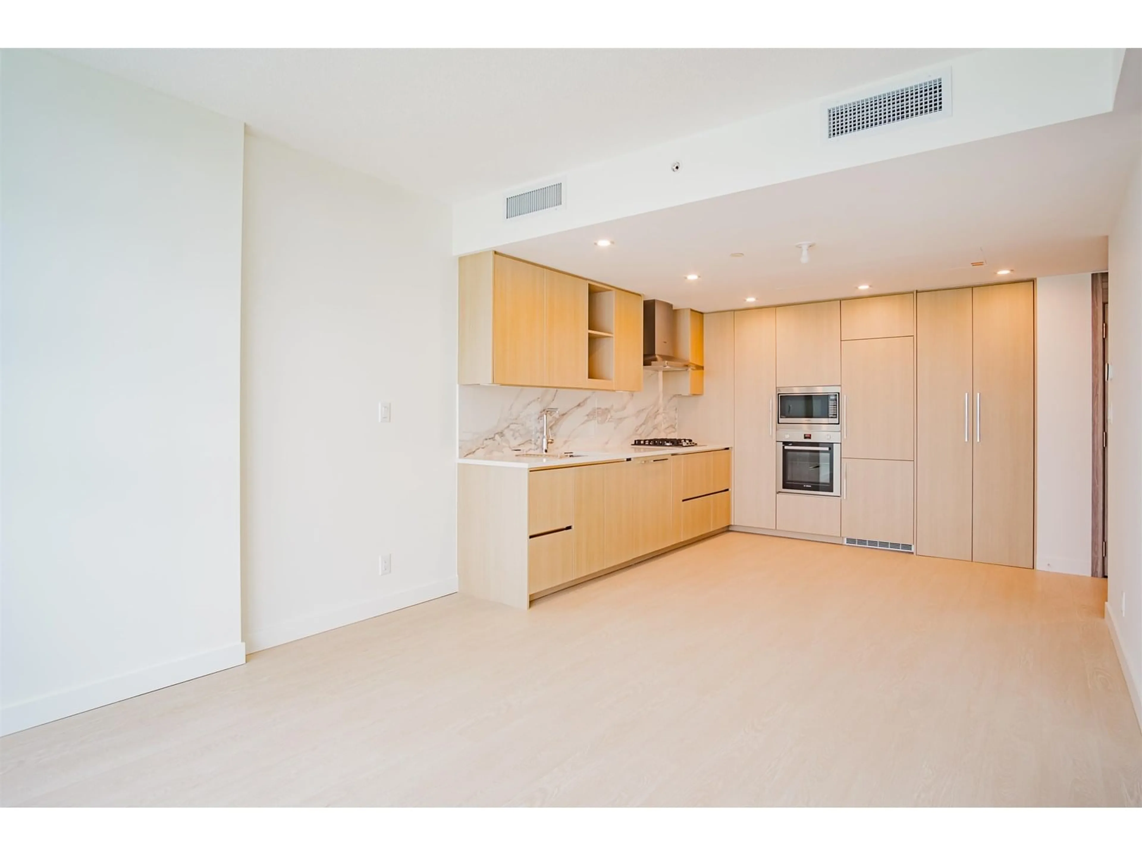 Standard kitchen, unknown for 2511 - 13778 100, Surrey British Columbia V3T0V3