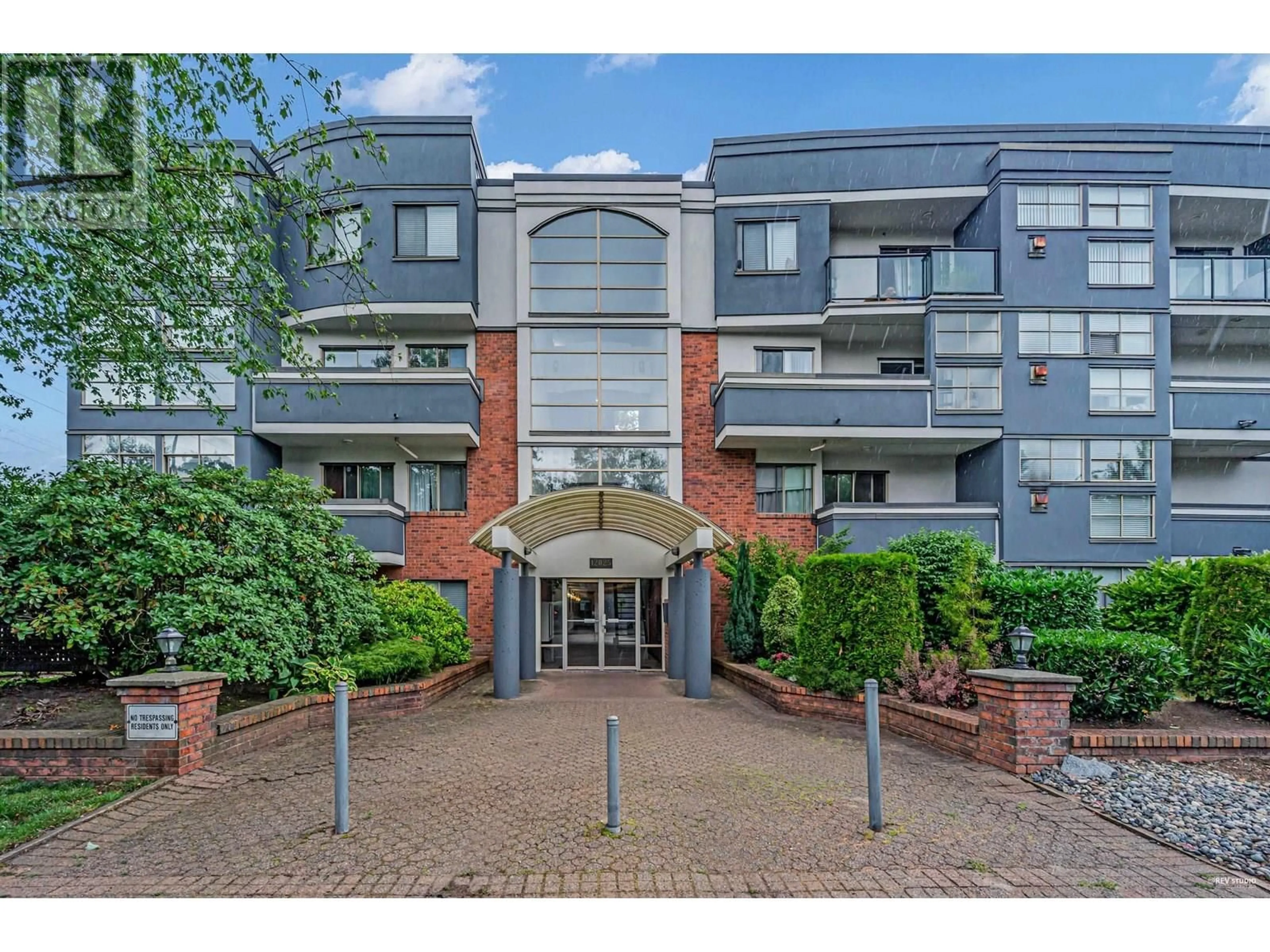 Indoor foyer for 105 - 12025 207A STREET, Maple Ridge British Columbia V2X0R3