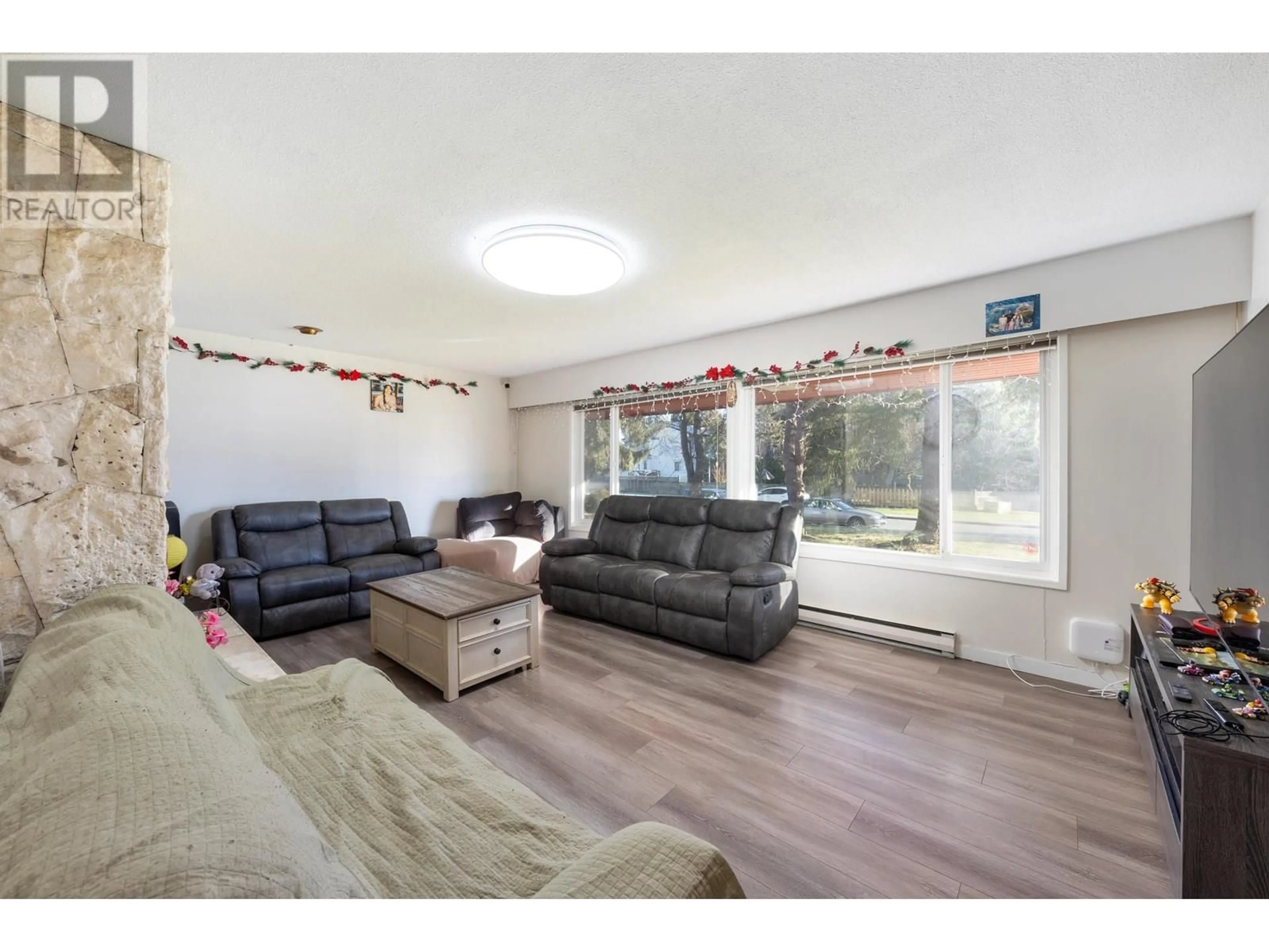 Living room with furniture, unknown for 830 IRVINE STREET, Coquitlam British Columbia V3C4C2